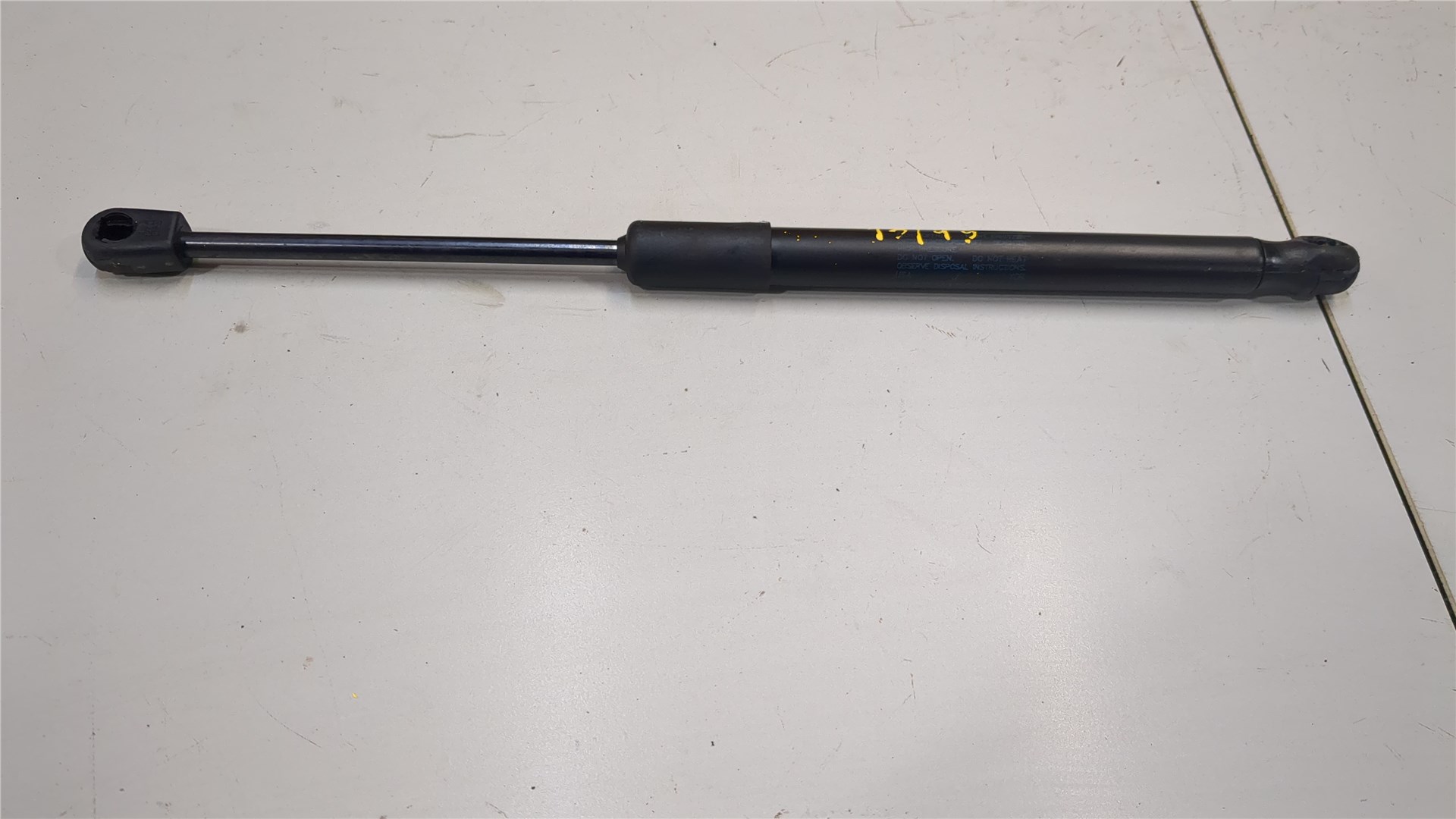 Амортизатор крышки багажника