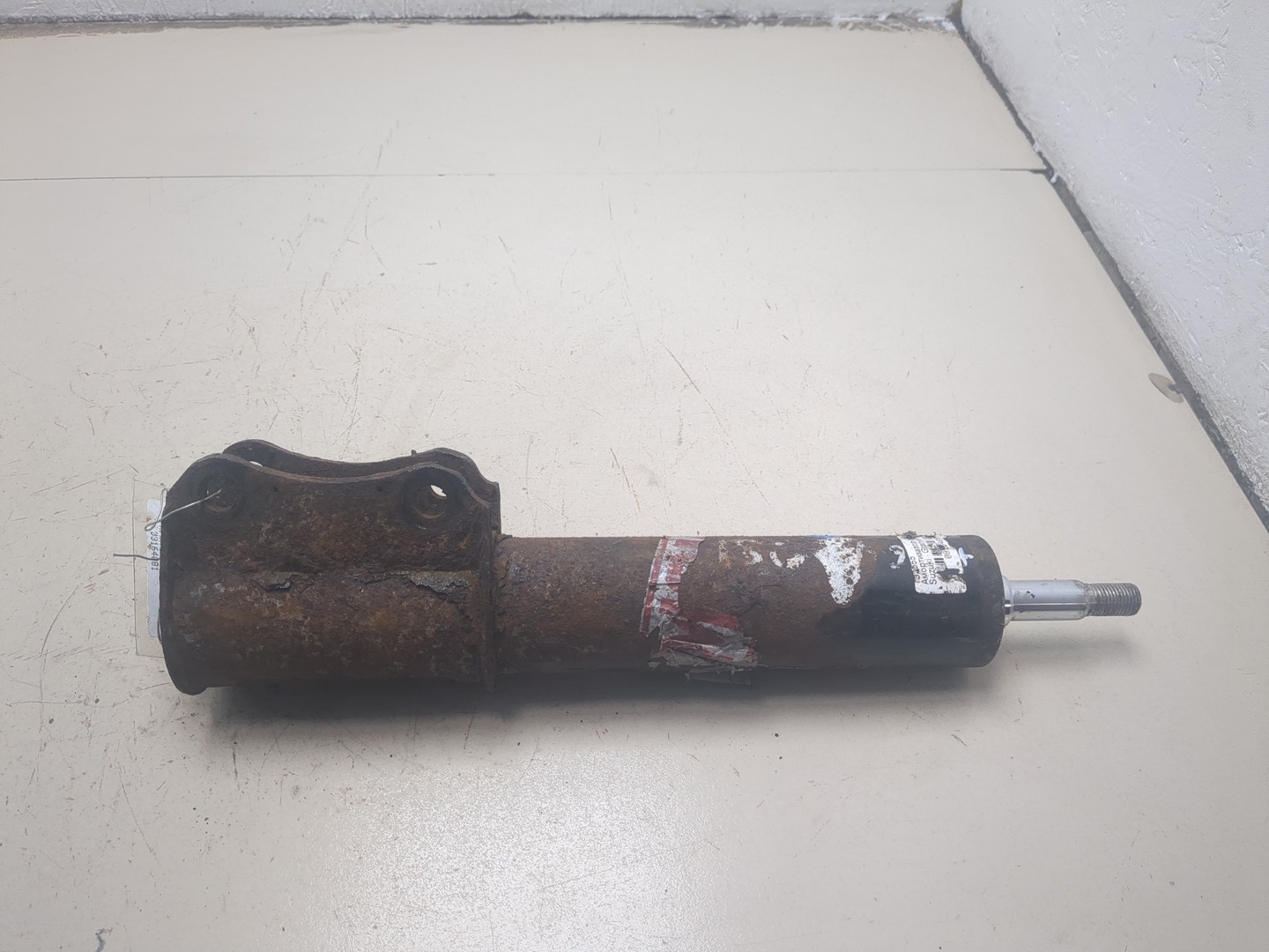 Амортизатор передний правый