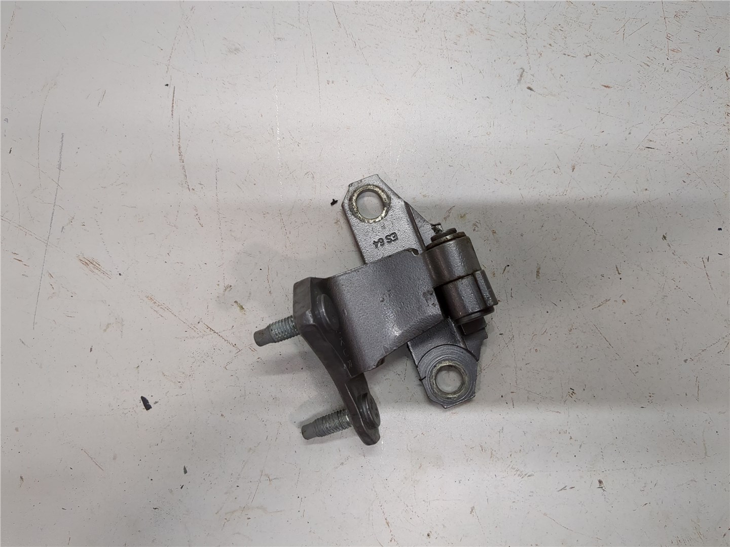 Петля двери