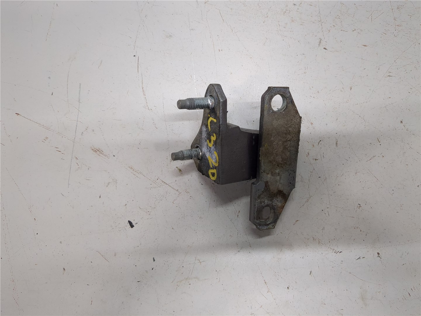 Петля двери