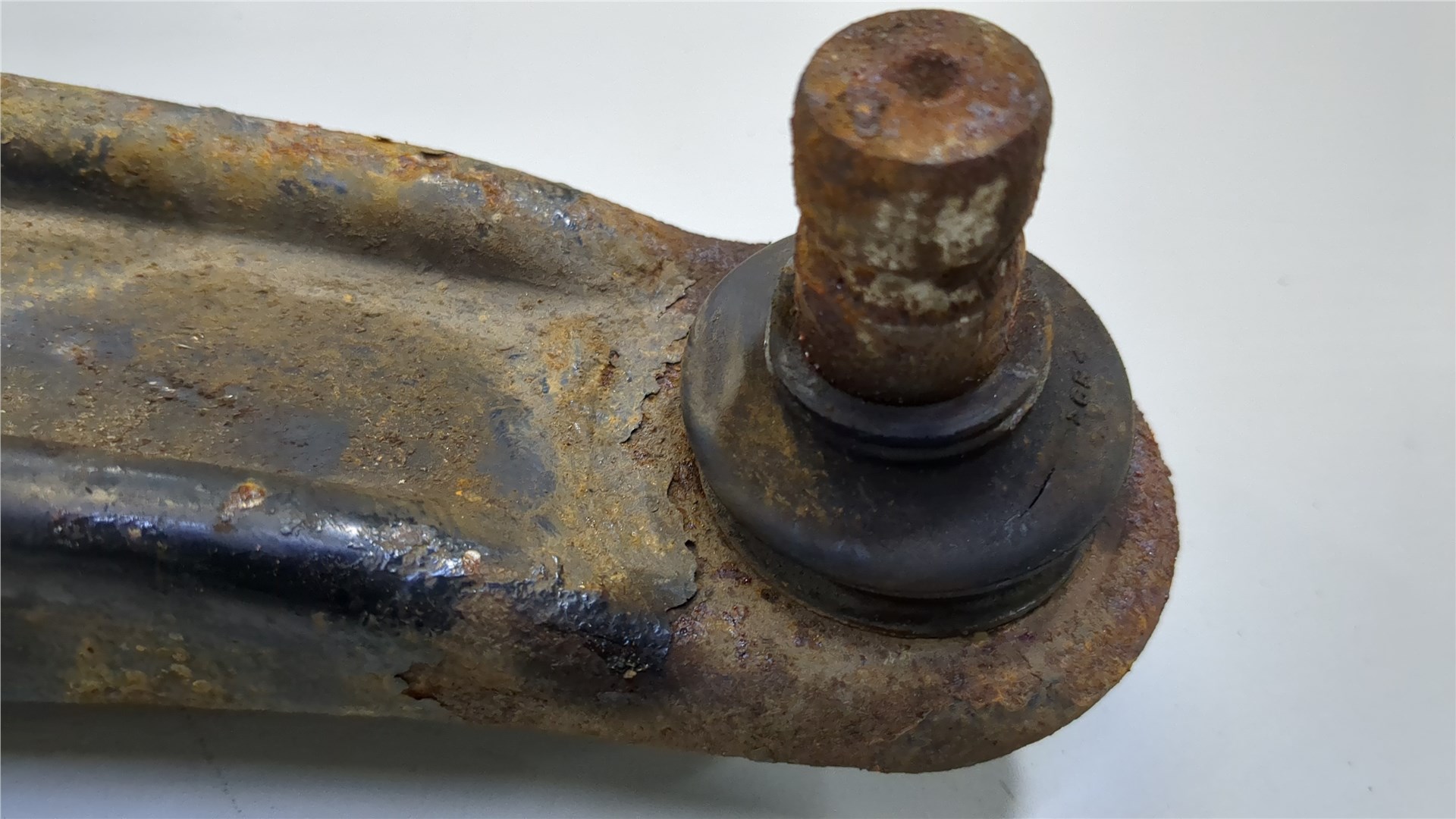 Рычаг передний правый