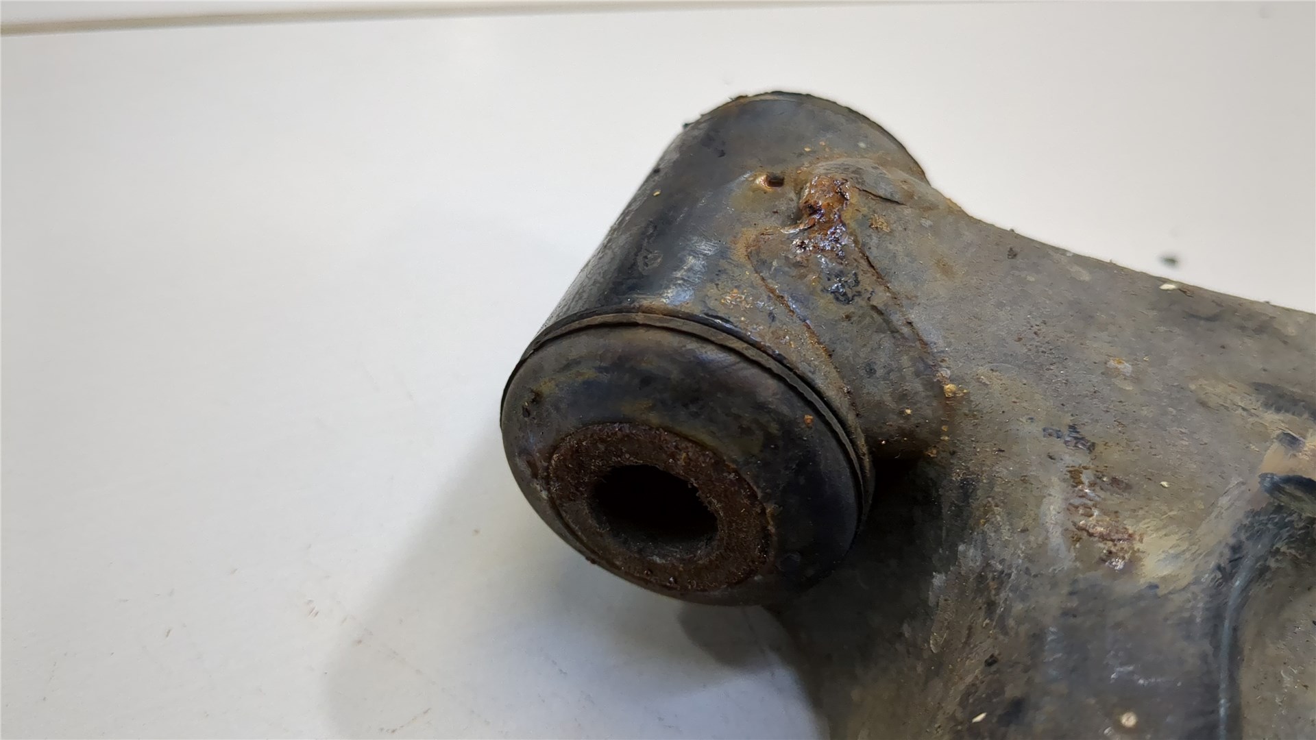 Рычаг передний правый