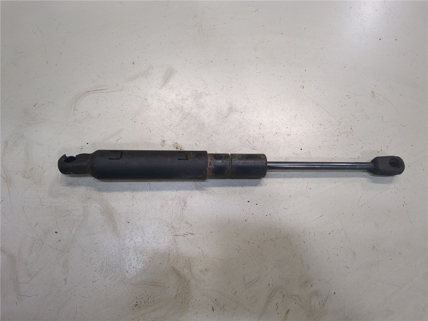 Амортизатор крышки багажника