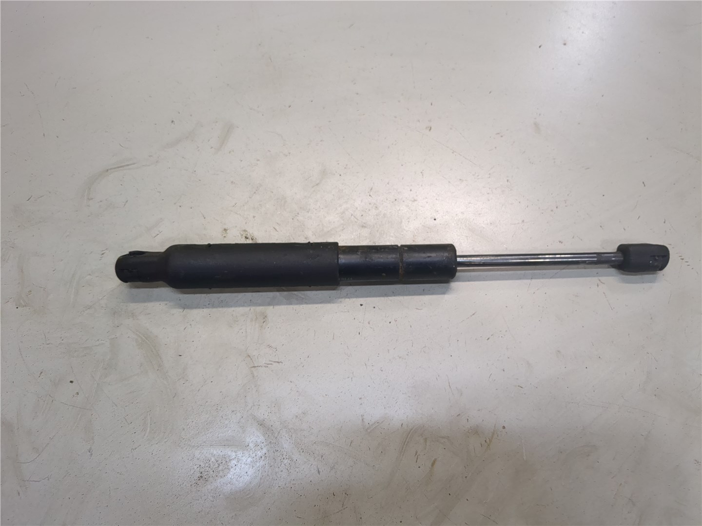 Амортизатор крышки багажника