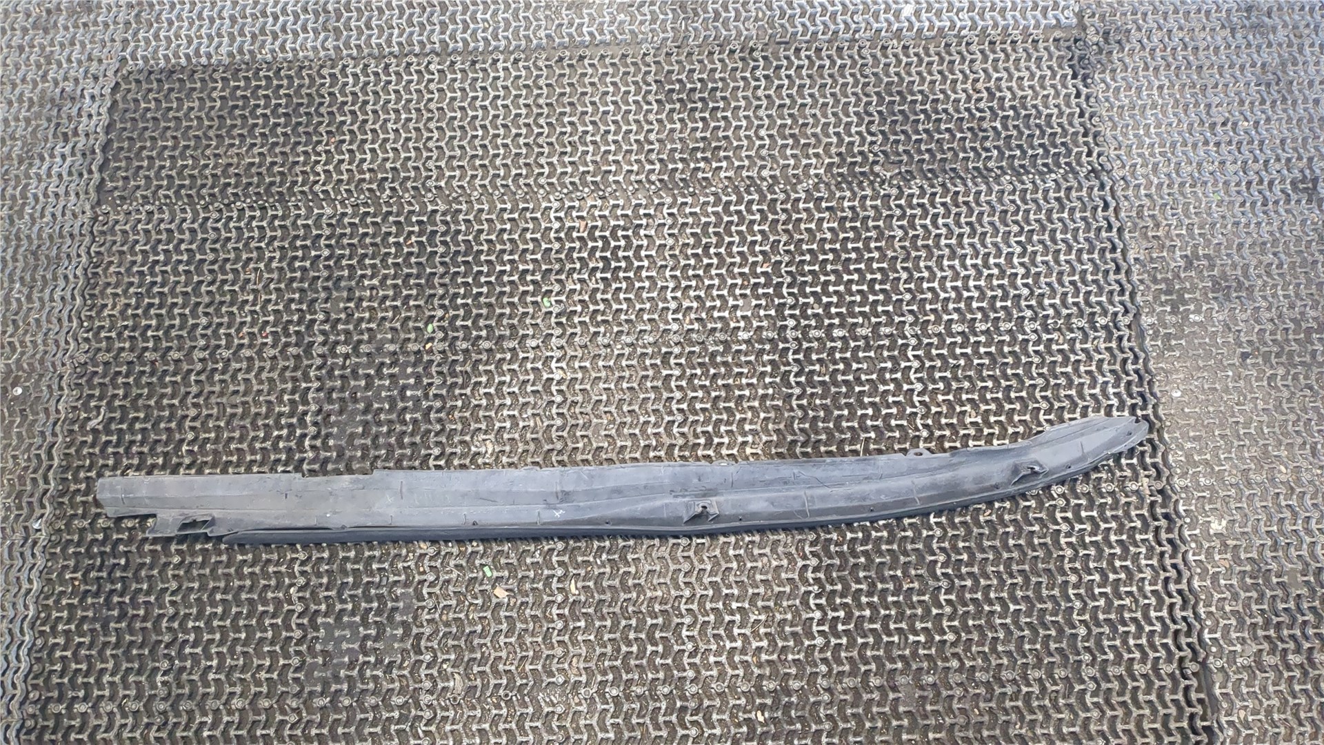 Накладка переднего крыла левого