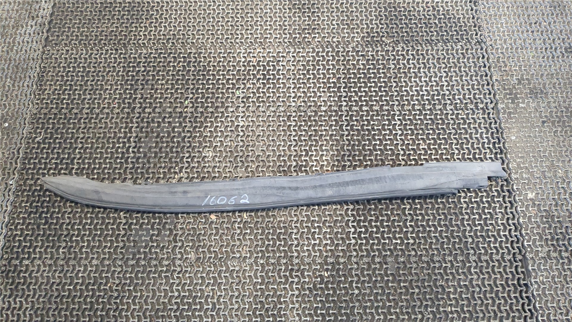 Накладка переднего крыла левого