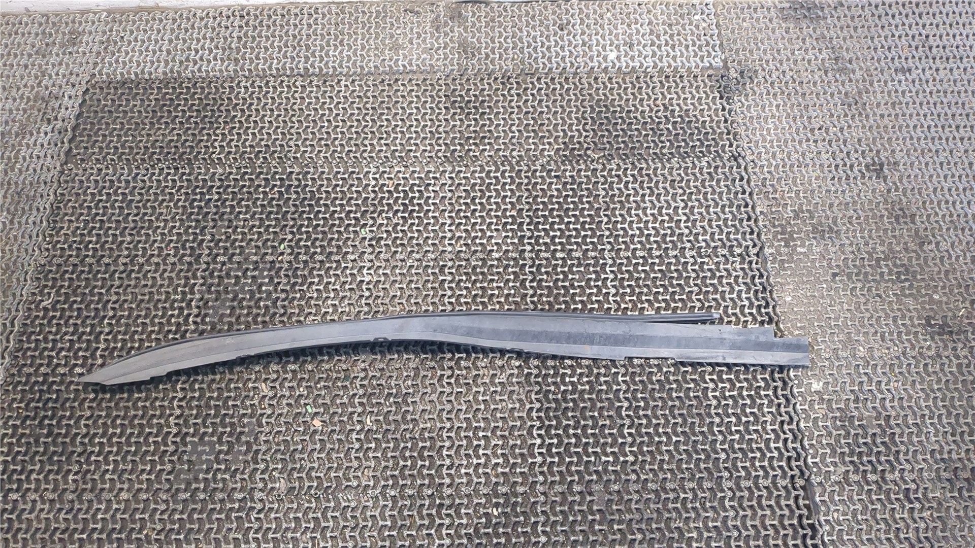 Накладка переднего крыла правого