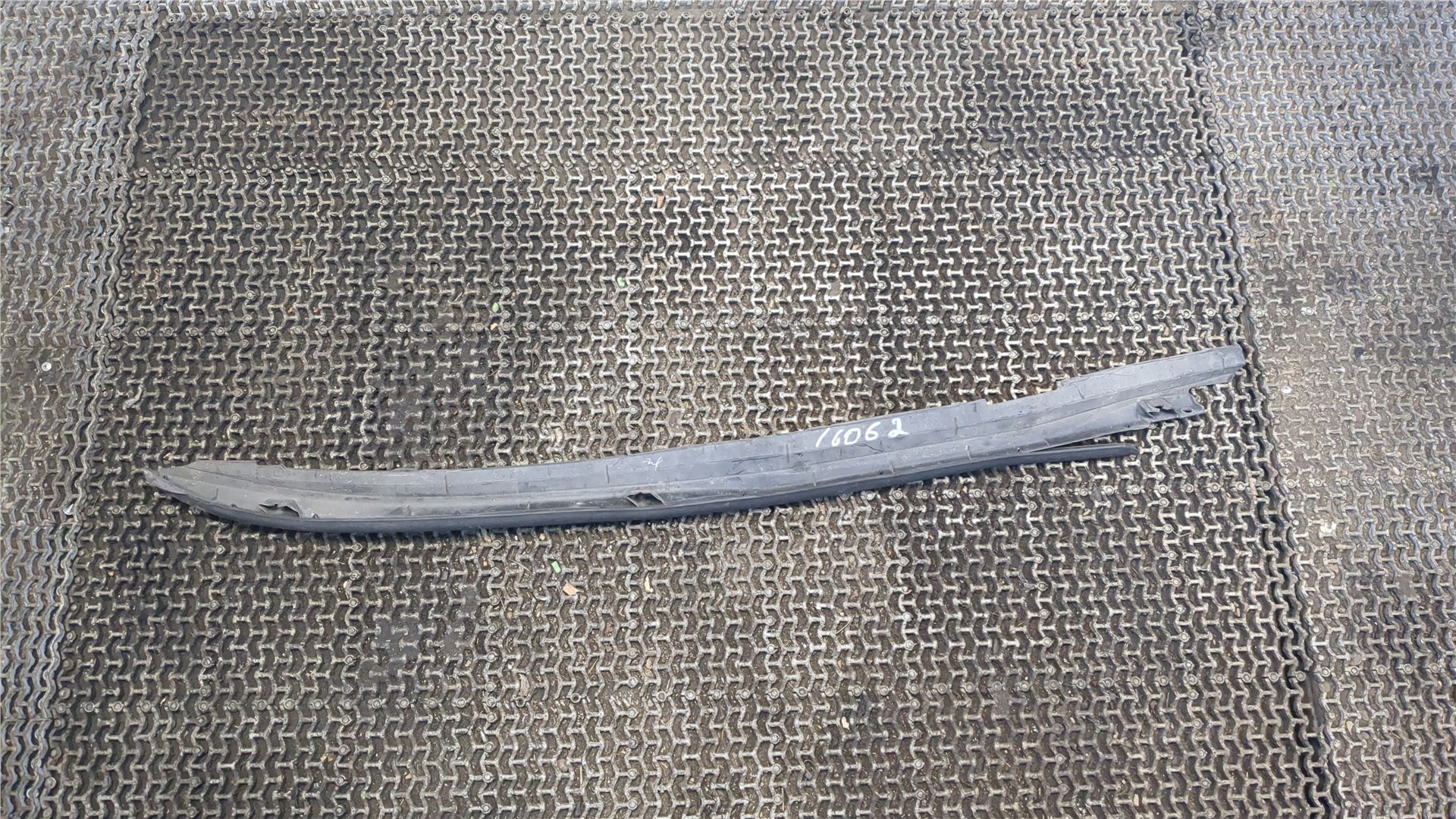 Накладка переднего крыла правого