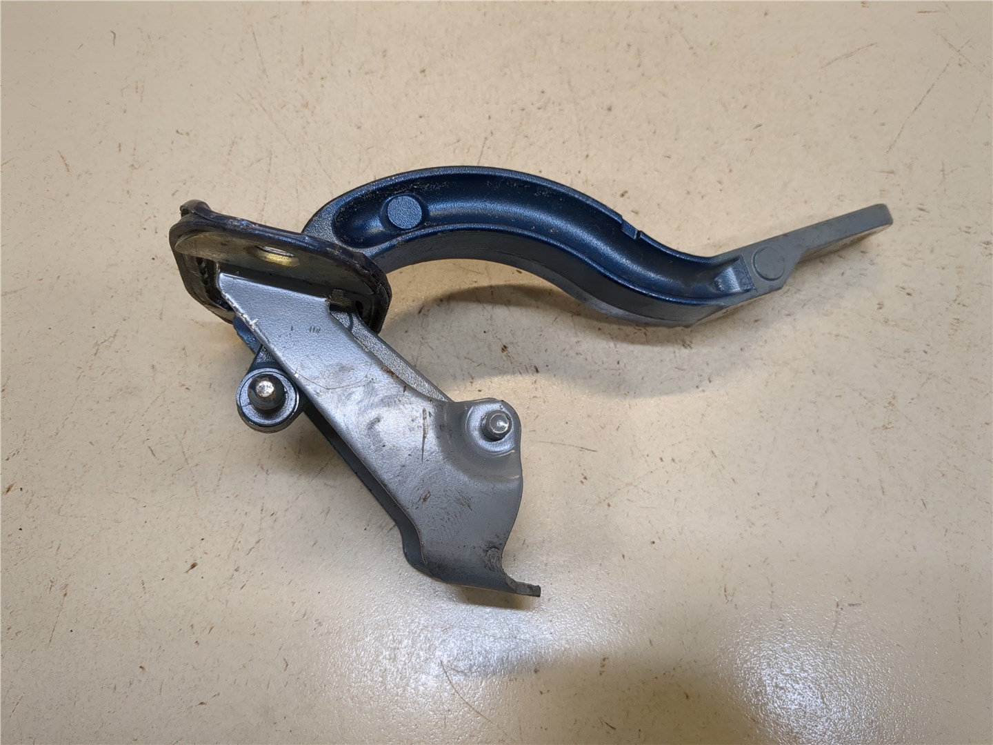 Петля крышки багажника