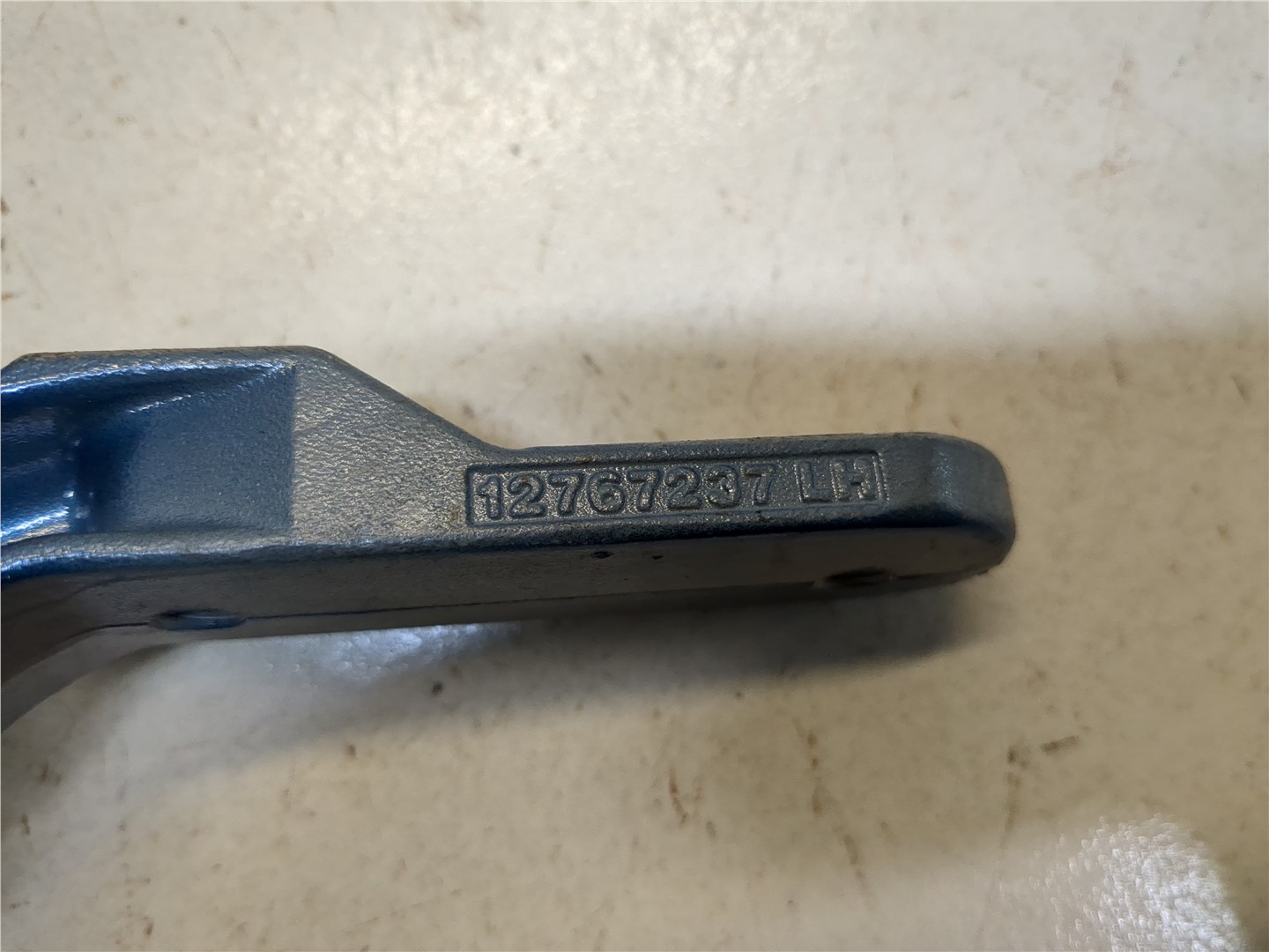 Петля крышки багажника