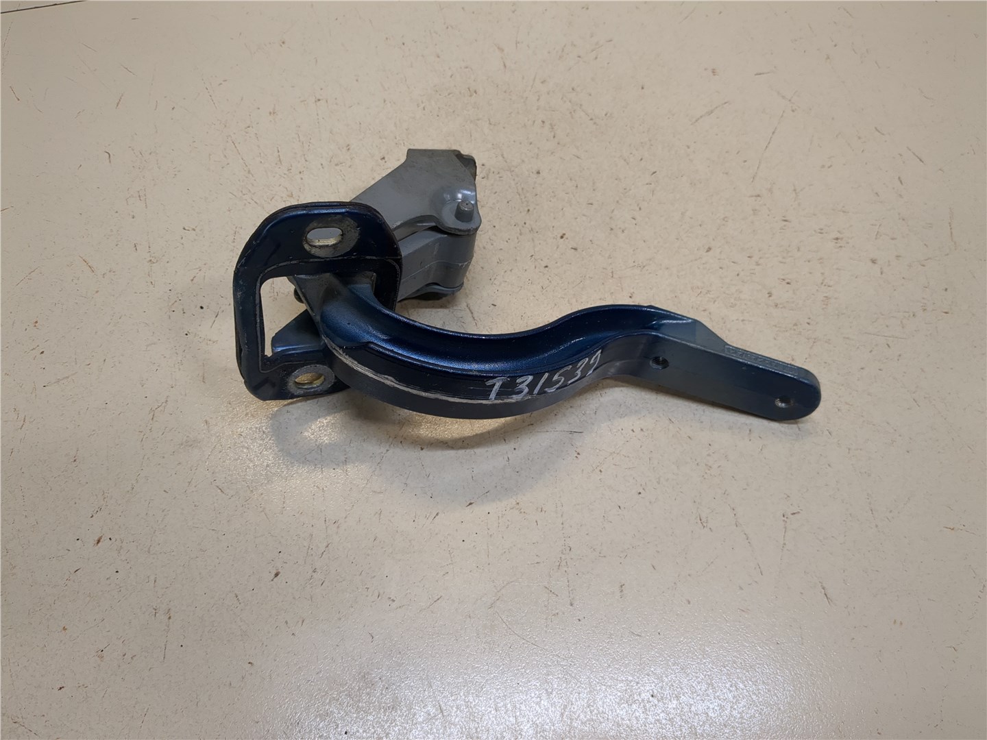 Петля крышки багажника