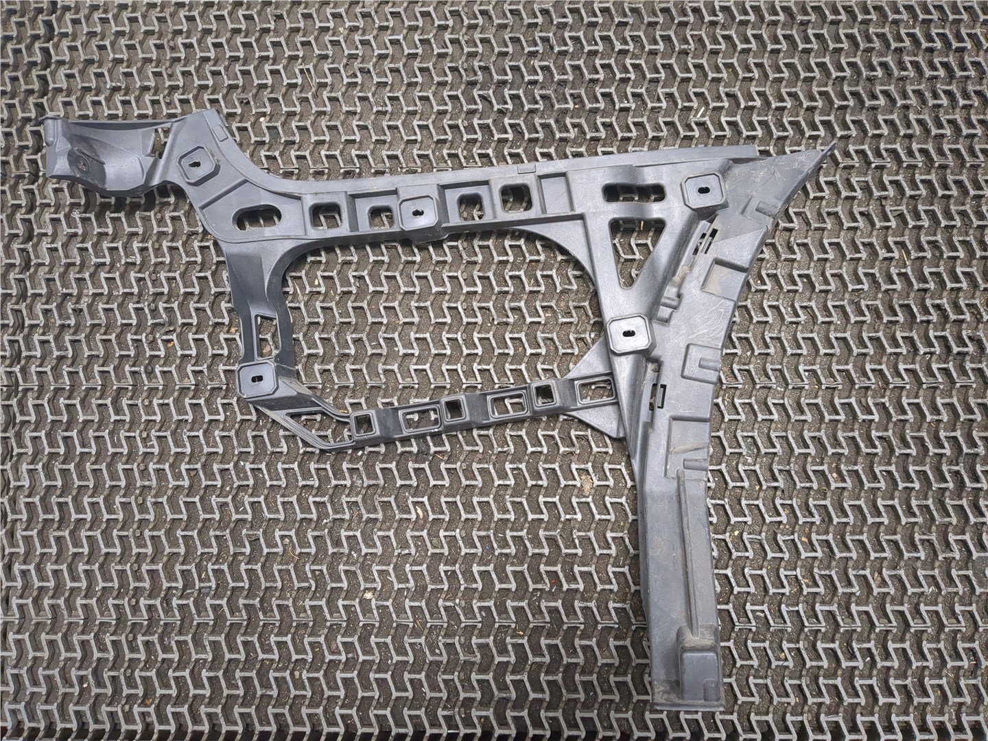 Кронштейн заднего бампера левый