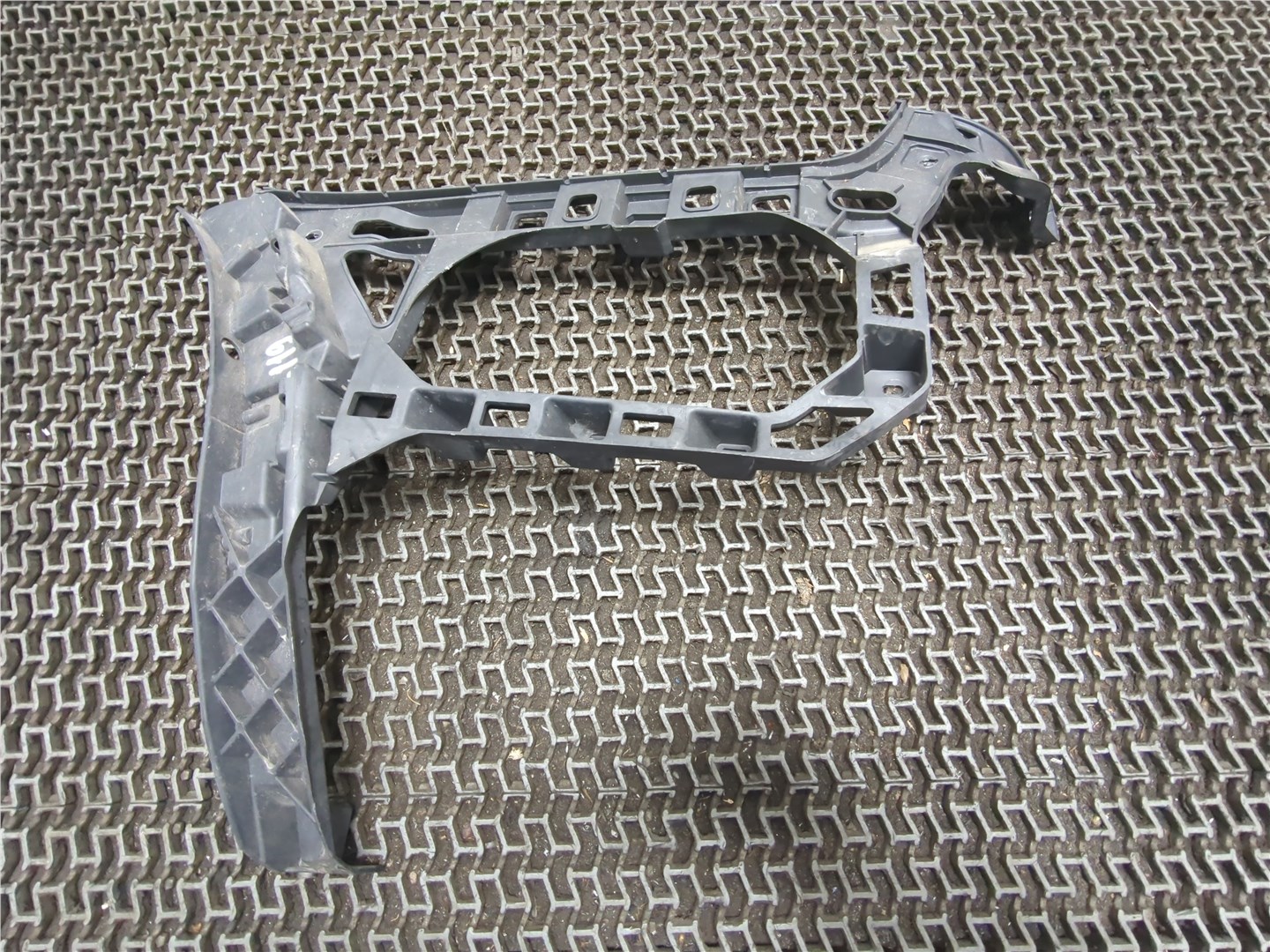 Кронштейн заднего бампера левый