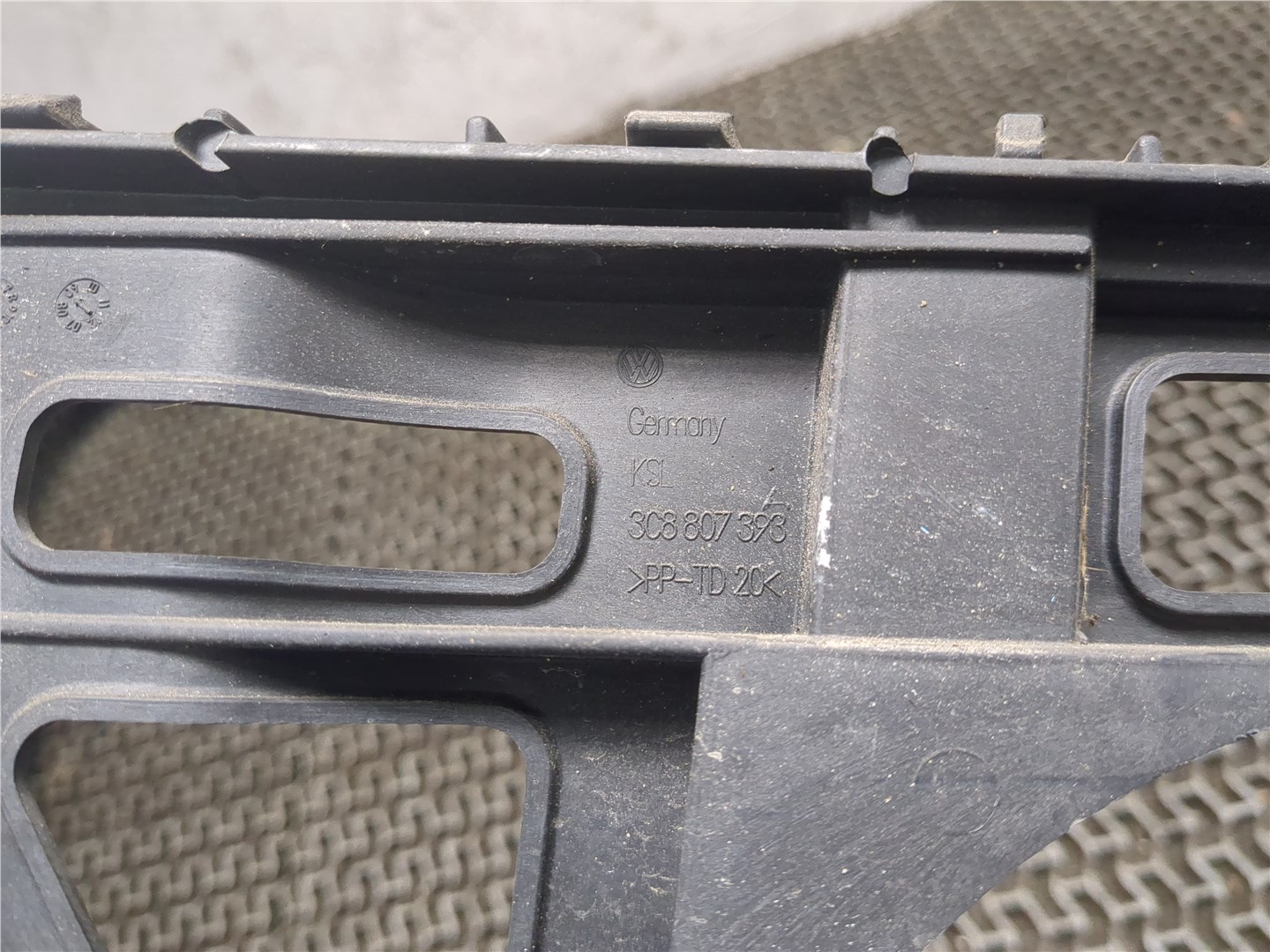 Кронштейн заднего бампера левый