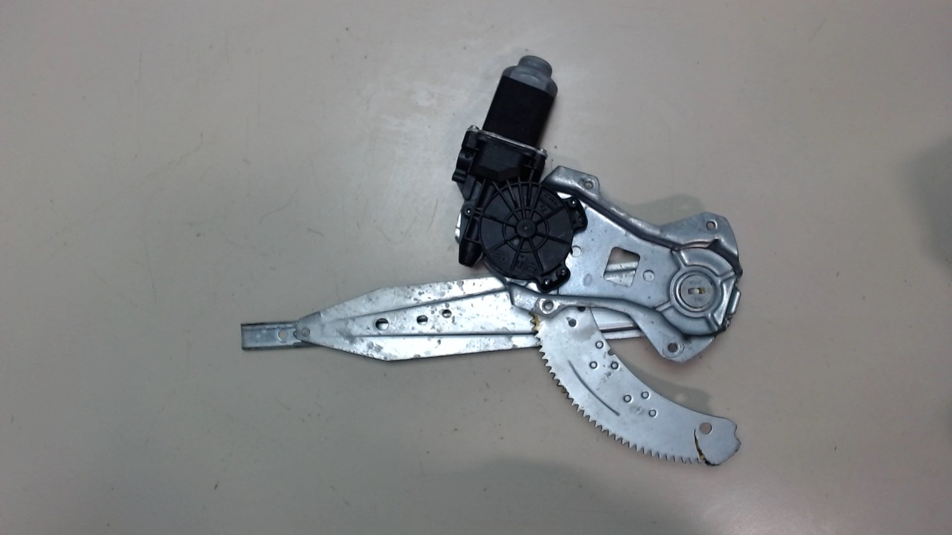 Стеклоподъемник электр. задний левый