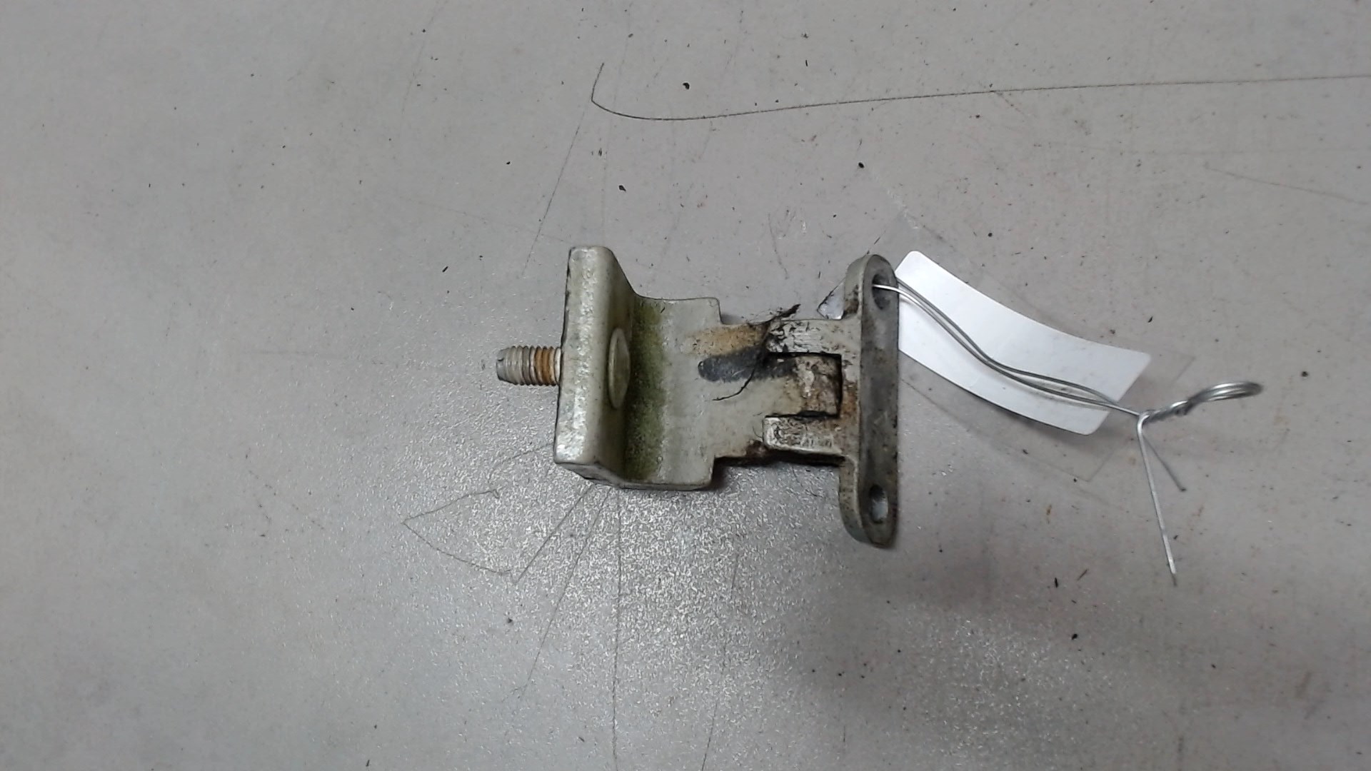 Петля крышки багажника