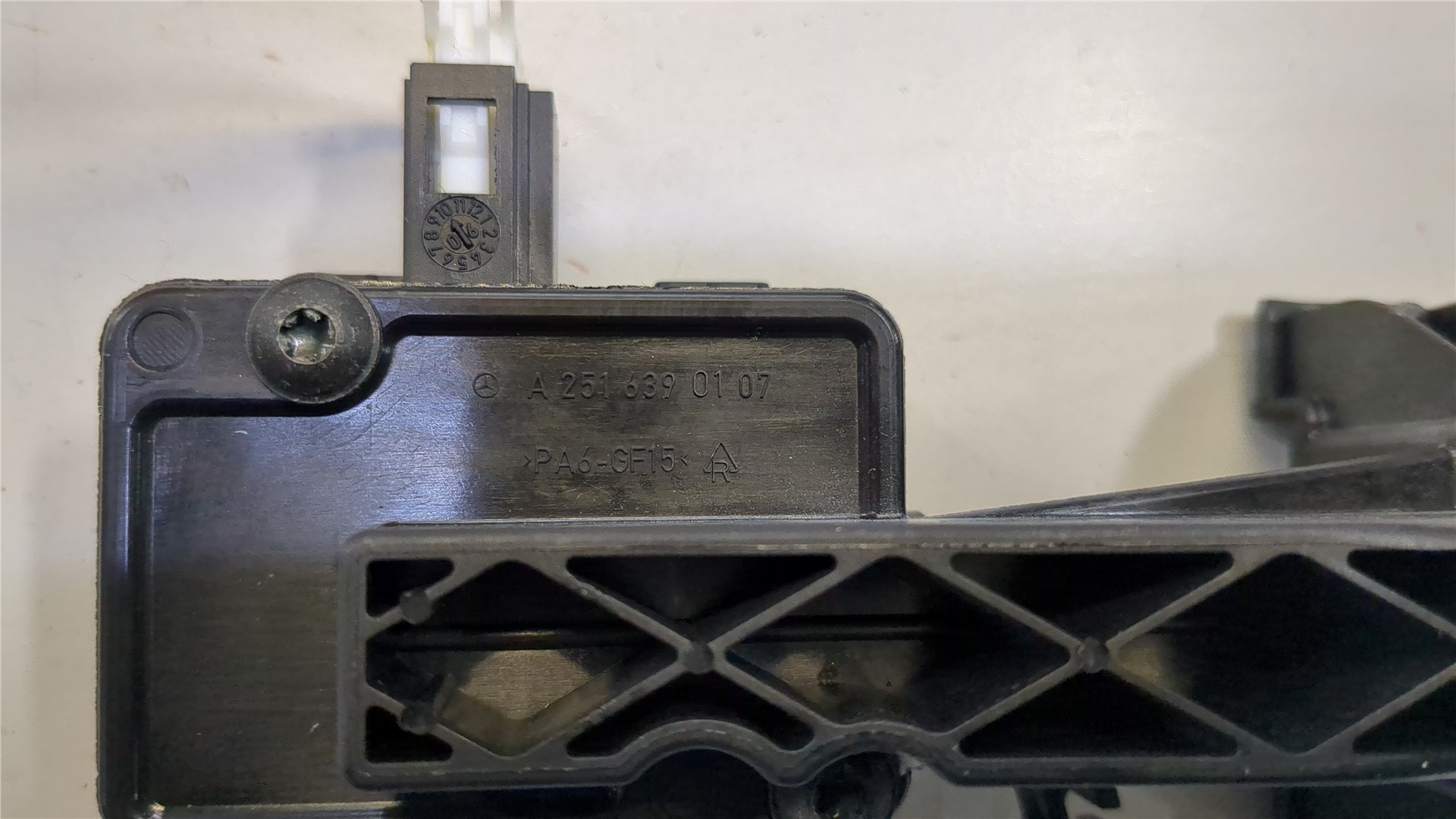 Активатор замка крышки бензобака