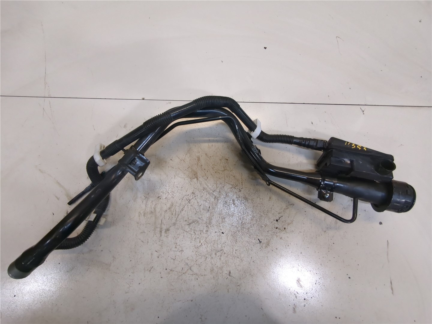 Горловина топливного бака