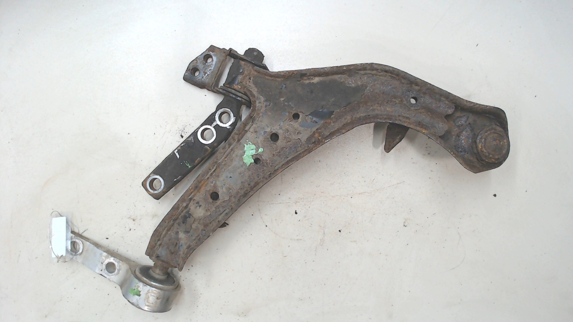 Рычаг передний левый