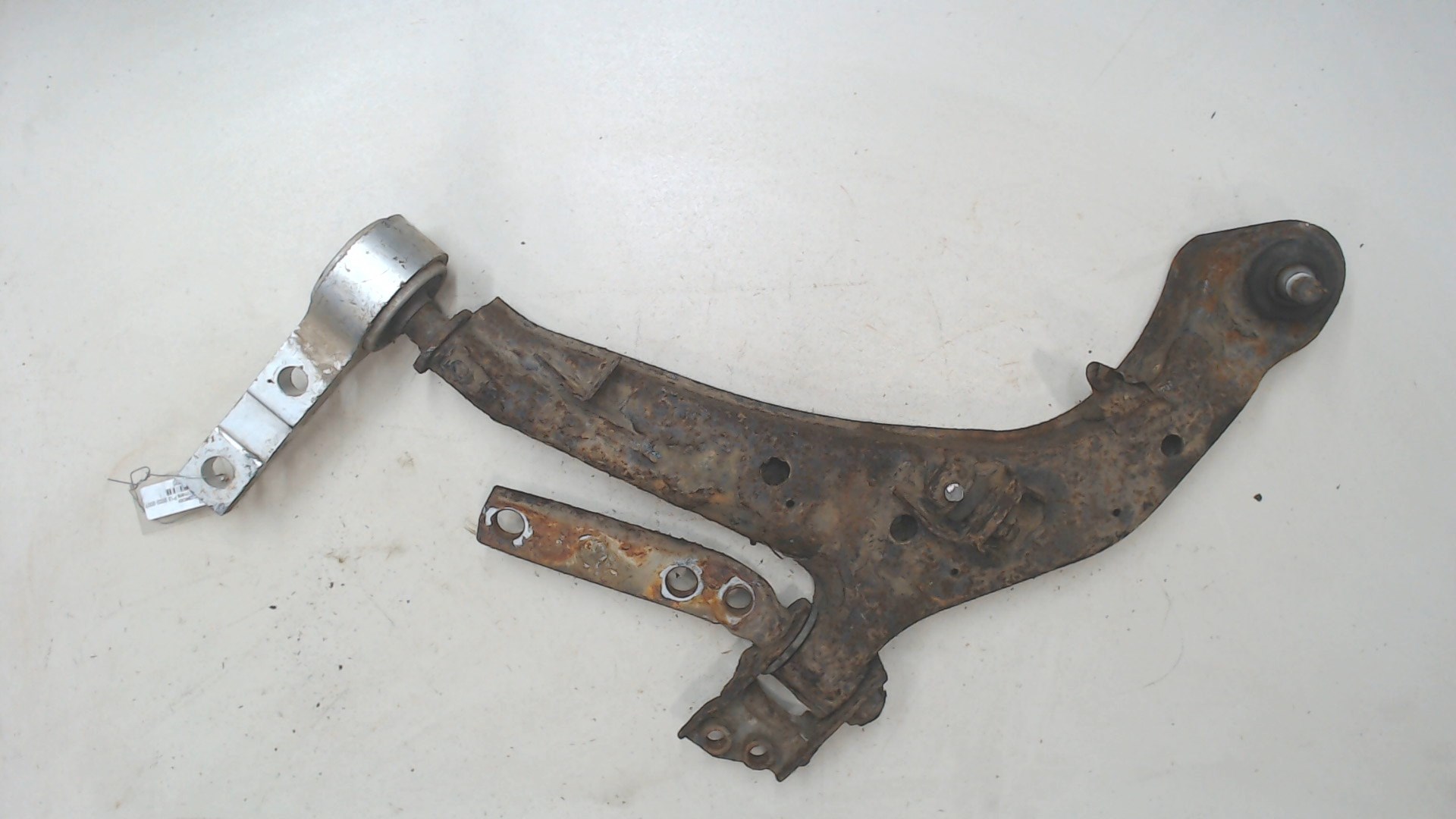 Рычаг передний левый