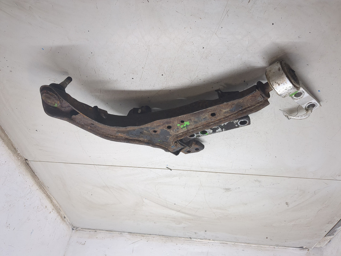 Рычаг передний левый