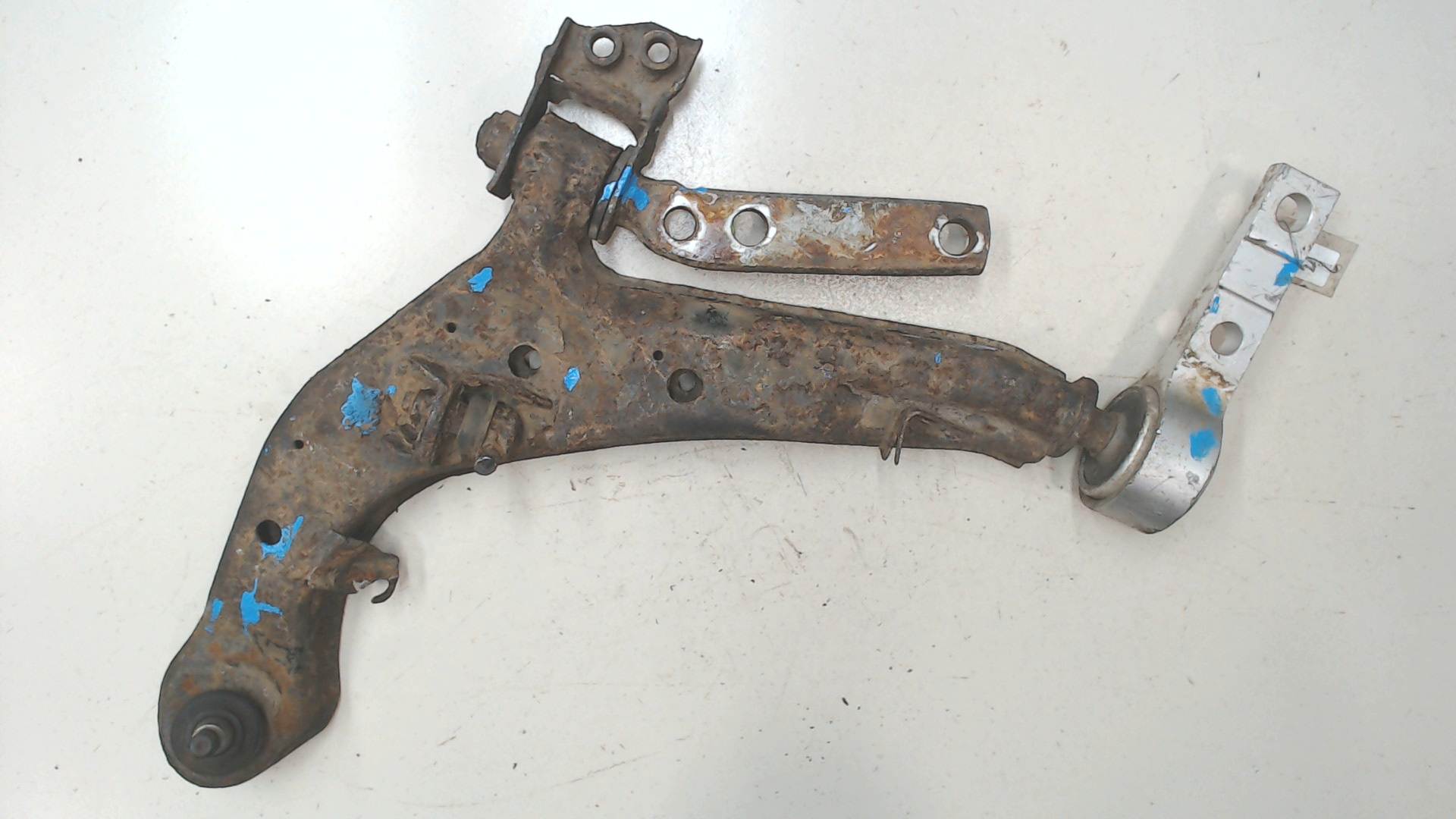 Рычаг передний левый