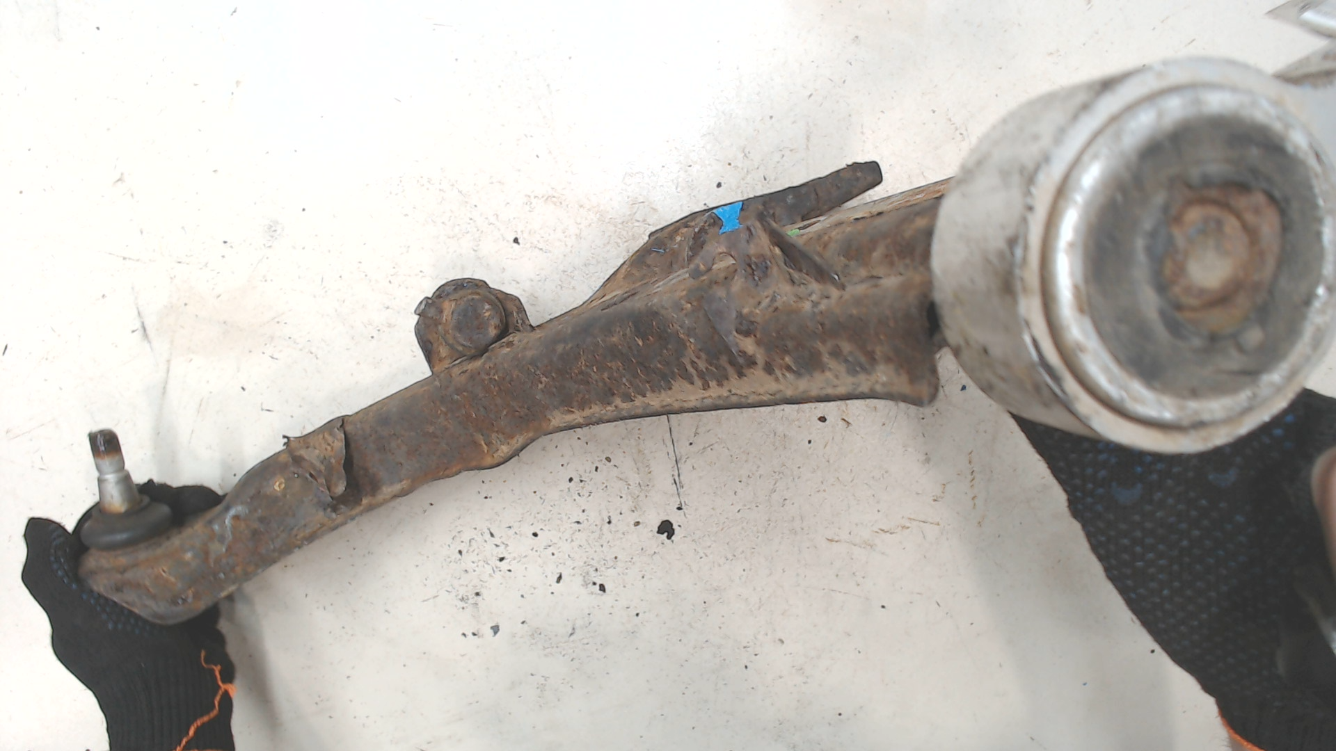 Рычаг передний левый