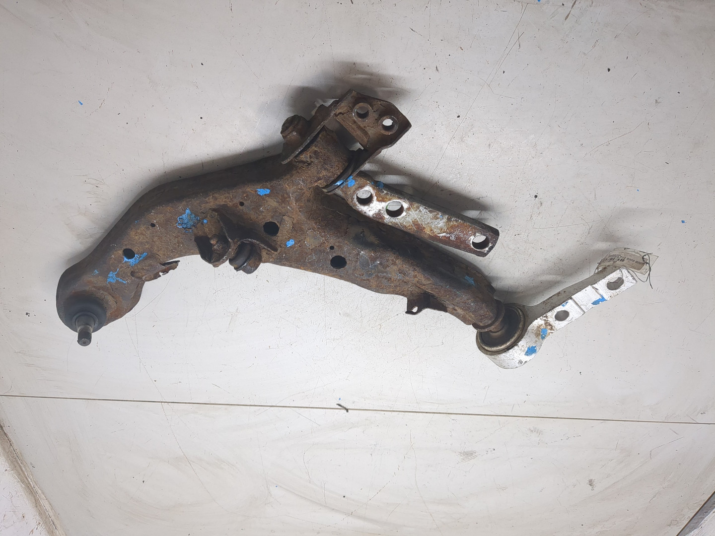 Рычаг передний левый