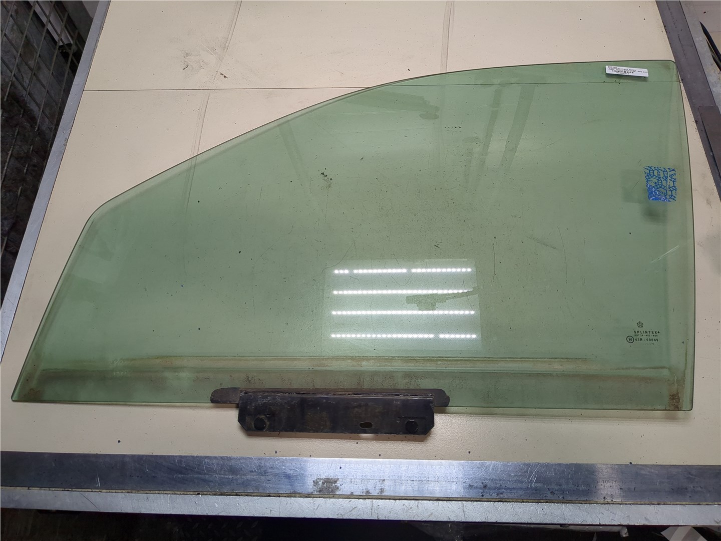 Стекло двери передней левой