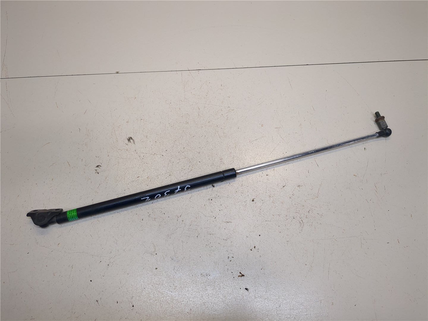 Амортизатор крышки багажника