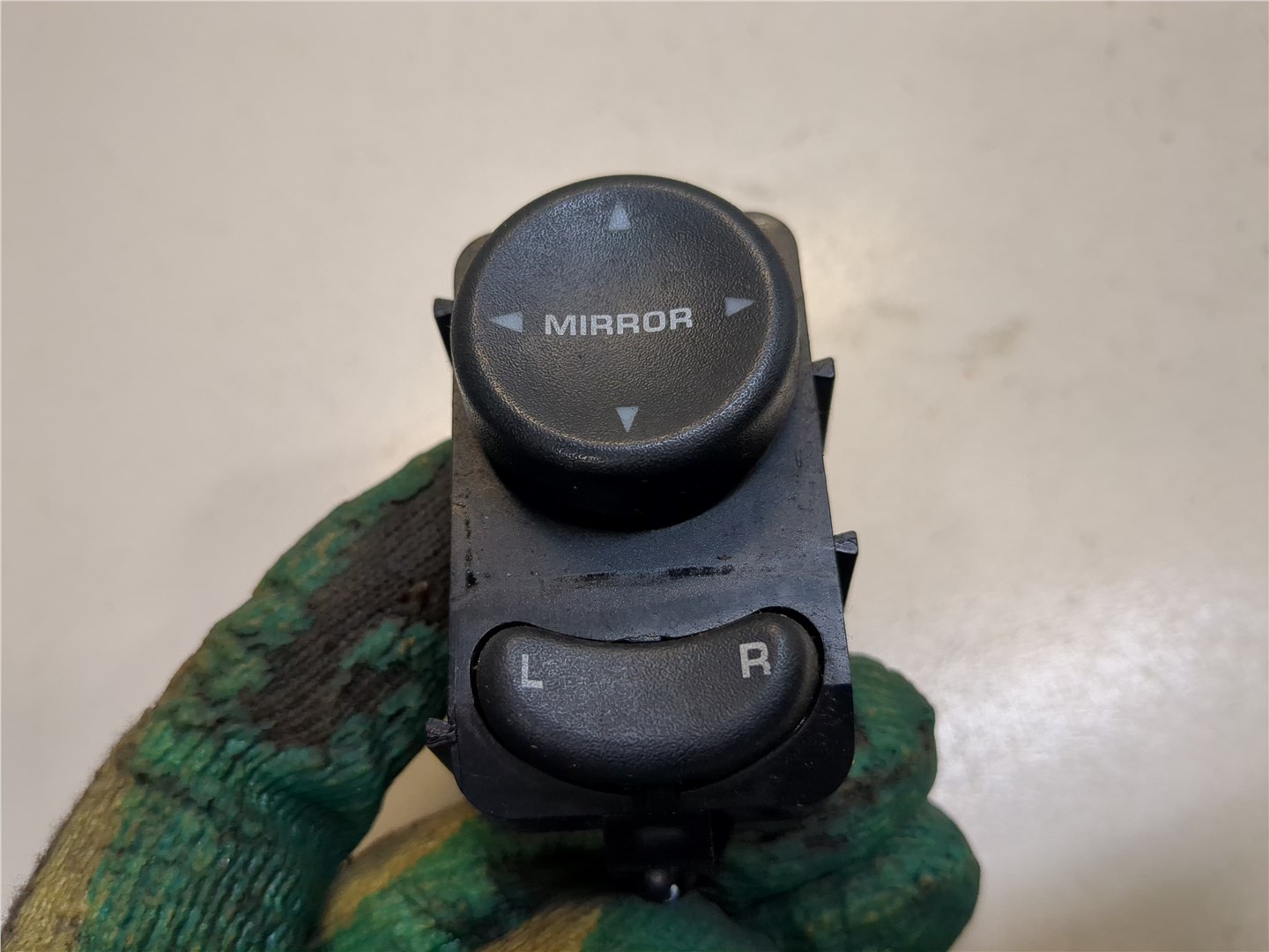 Кнопка регулировки зеркала