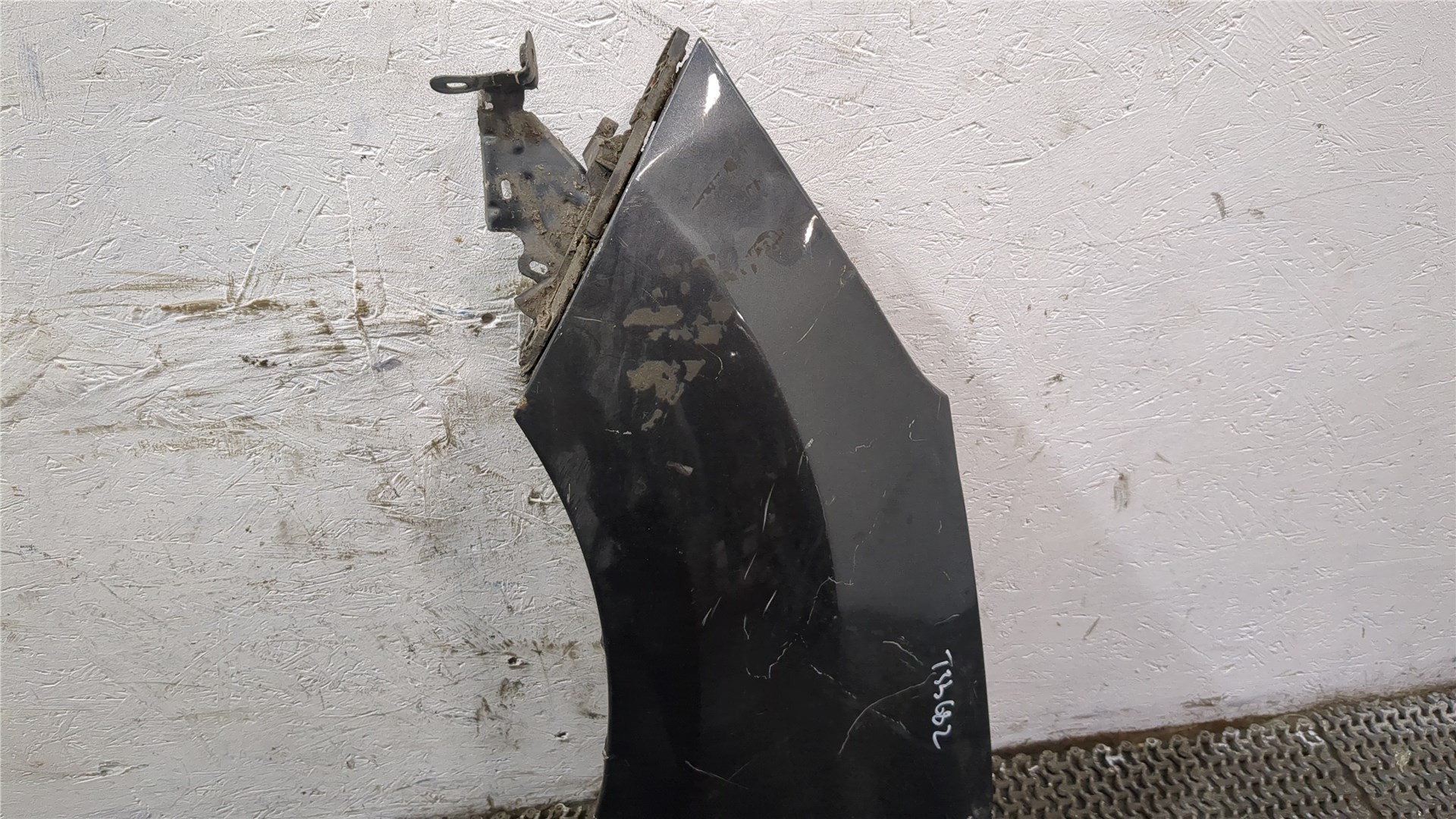 Крыло переднее левое