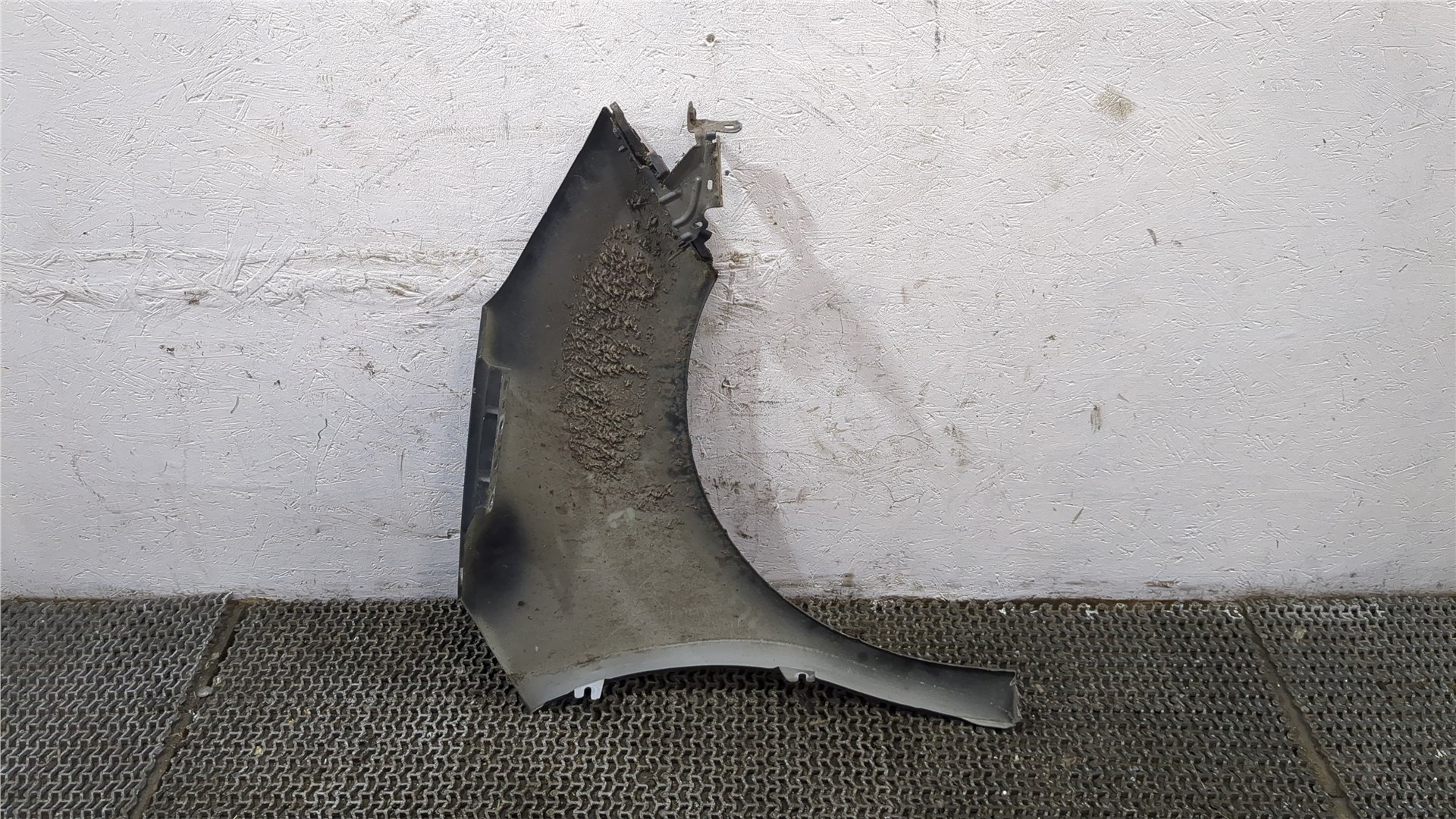 Крыло переднее левое