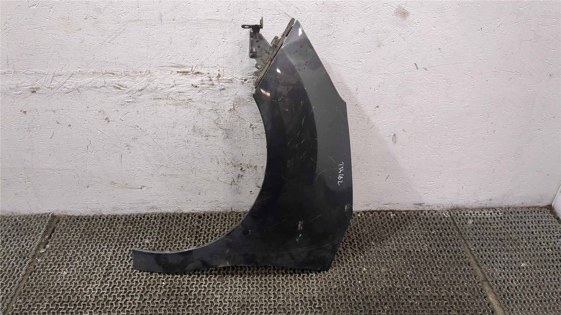 Крыло переднее левое