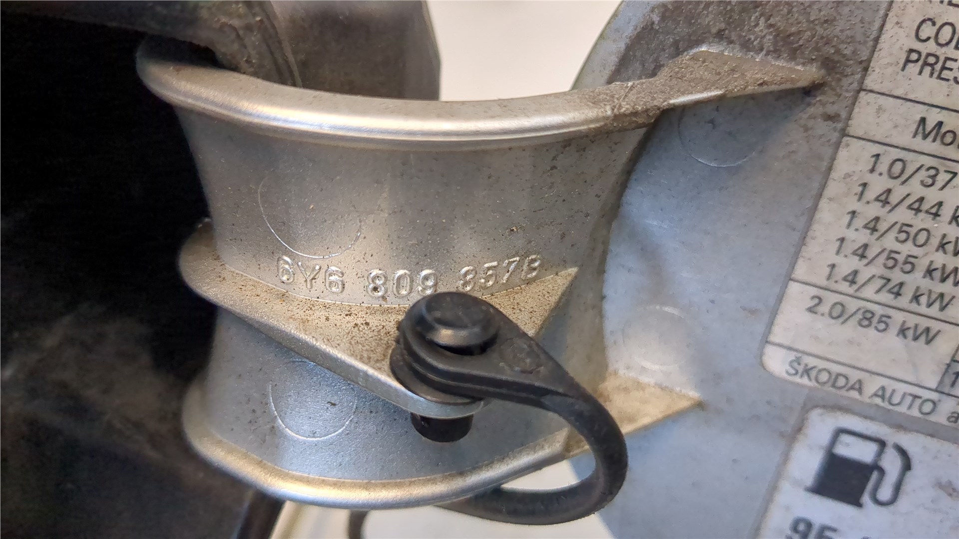 Лючок бензобака