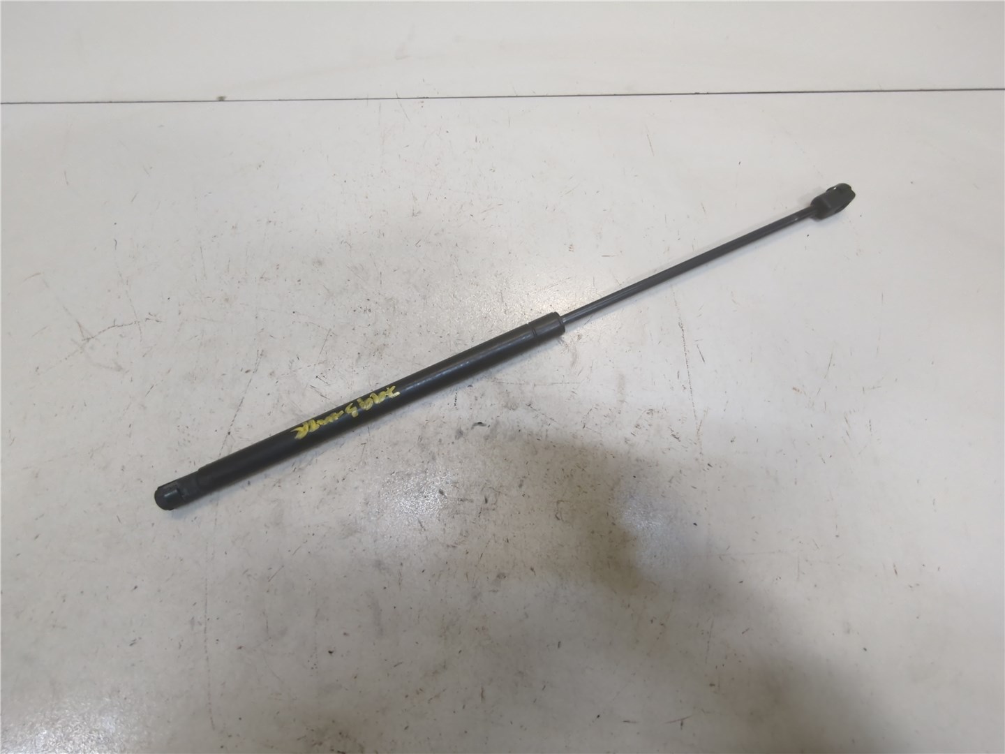 Амортизатор капота