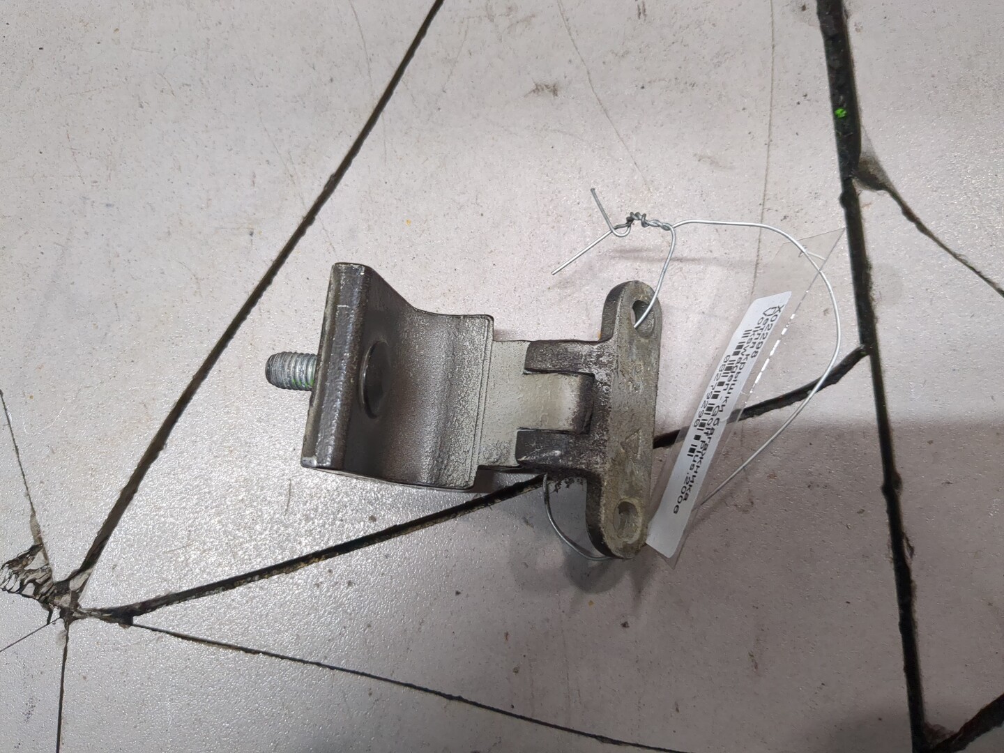 Петля крышки багажника