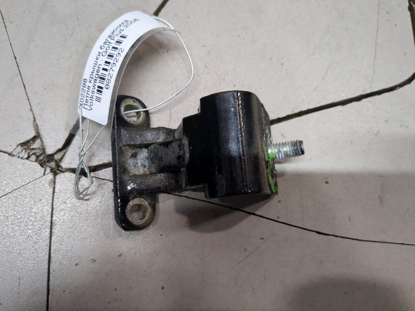 Петля крышки багажника