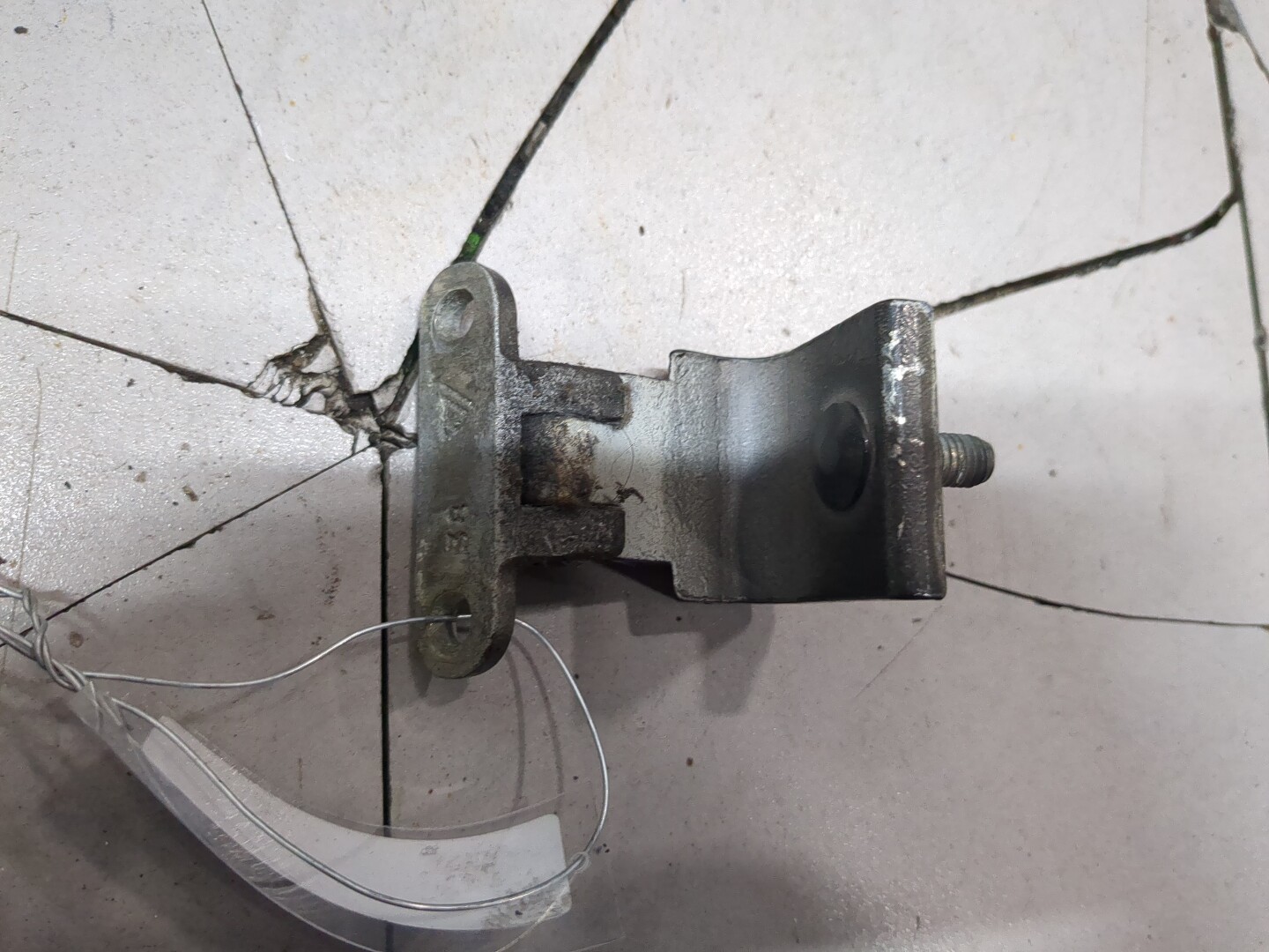 Петля крышки багажника