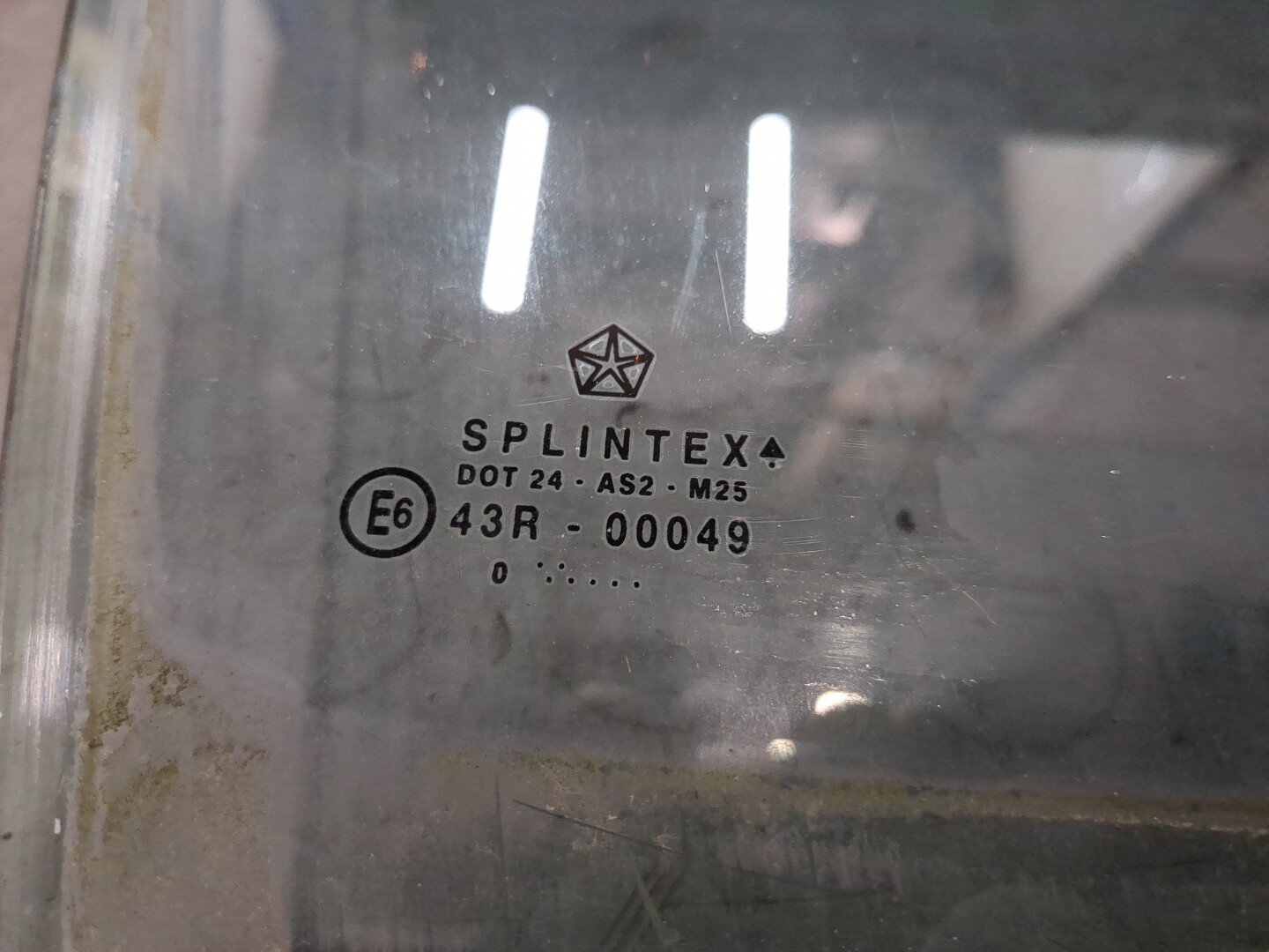 Стекло двери передней правой