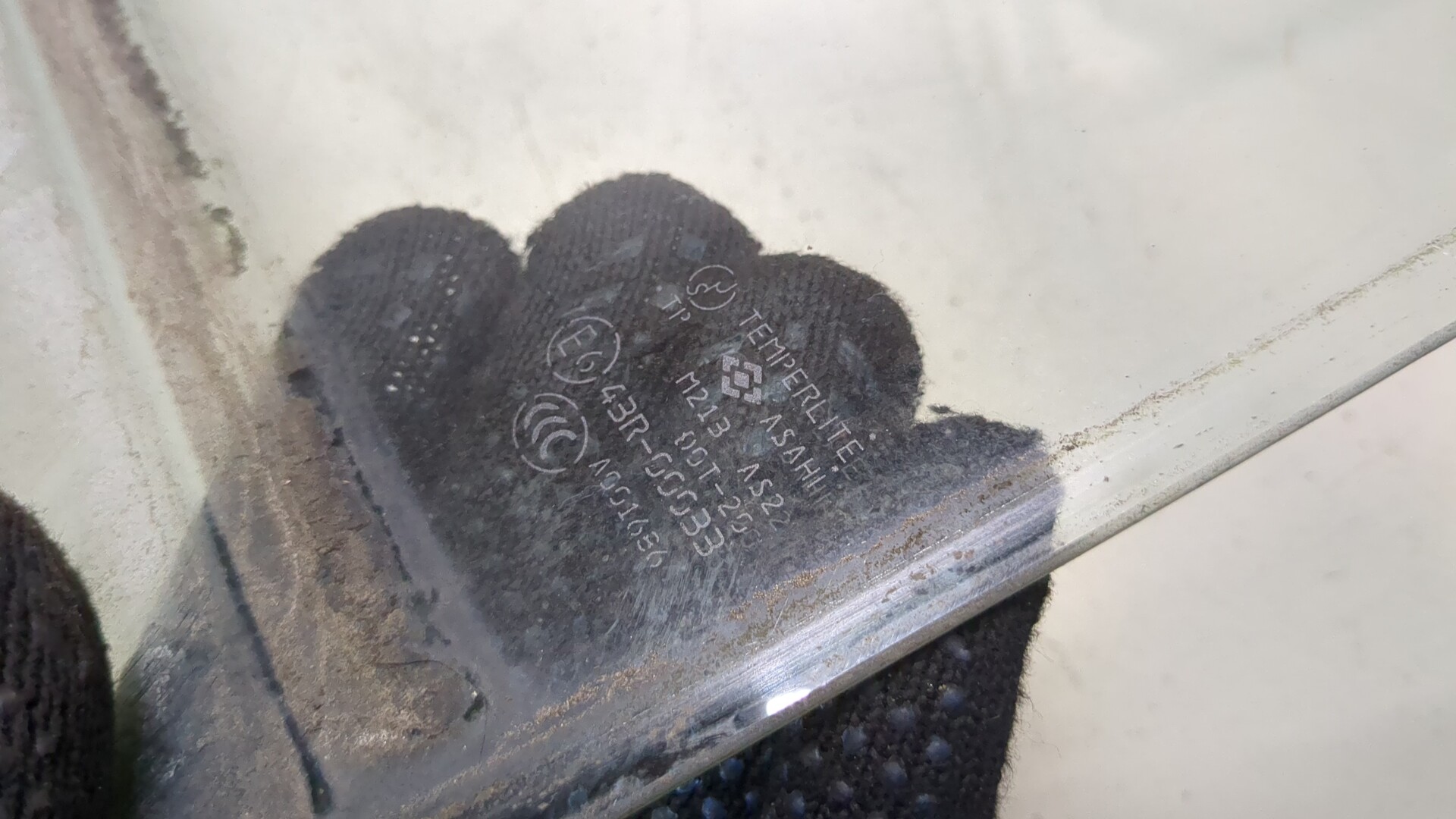 Стекло двери задней левой