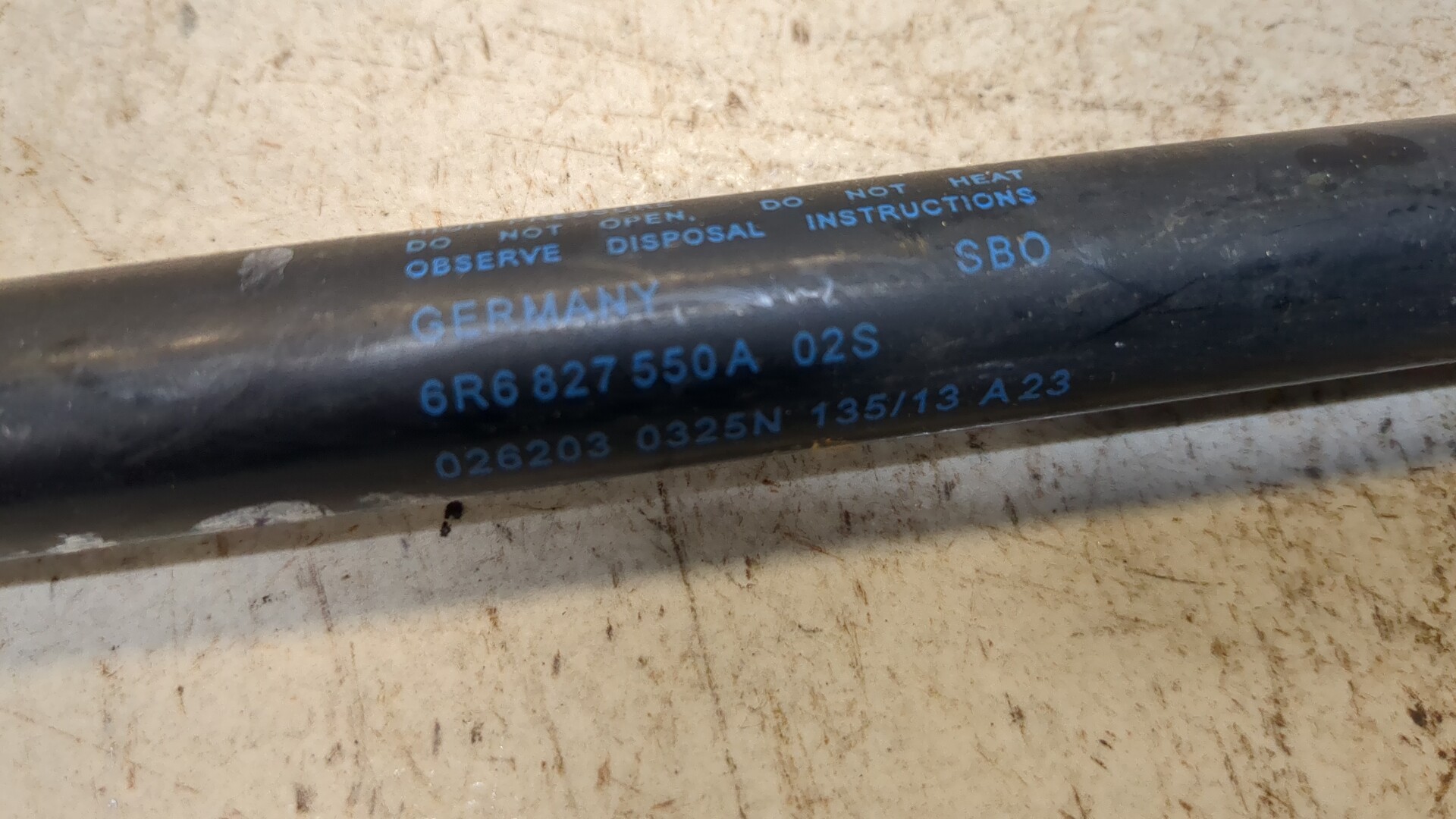 Амортизатор крышки багажника