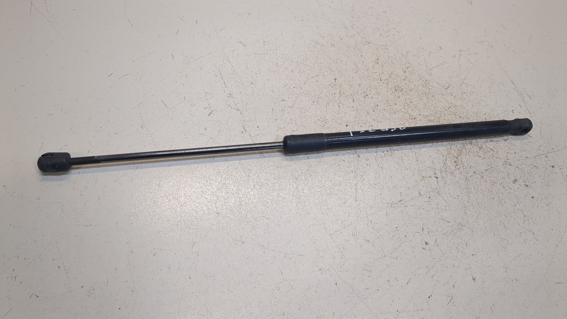 Амортизатор крышки багажника