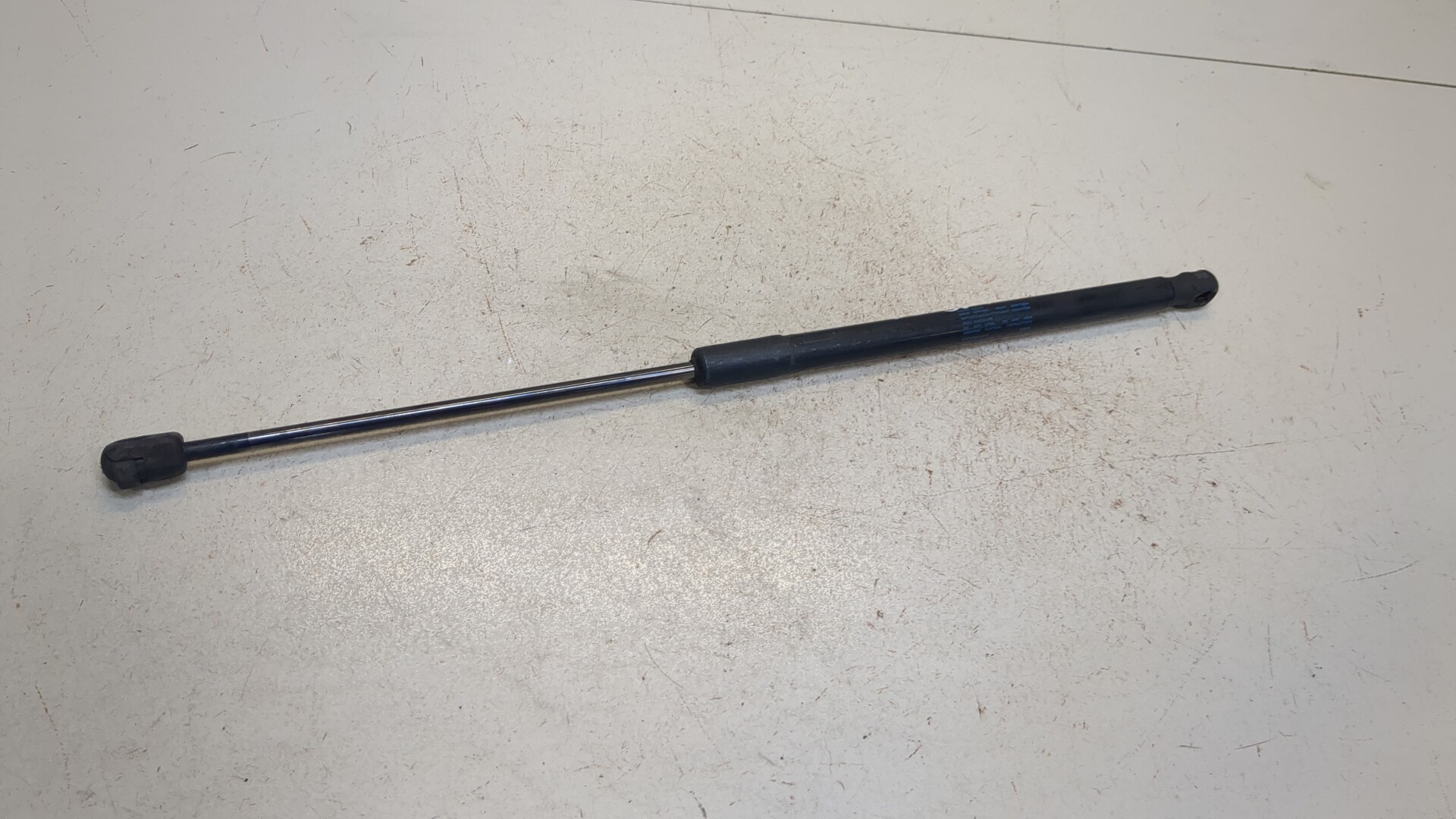 Амортизатор крышки багажника