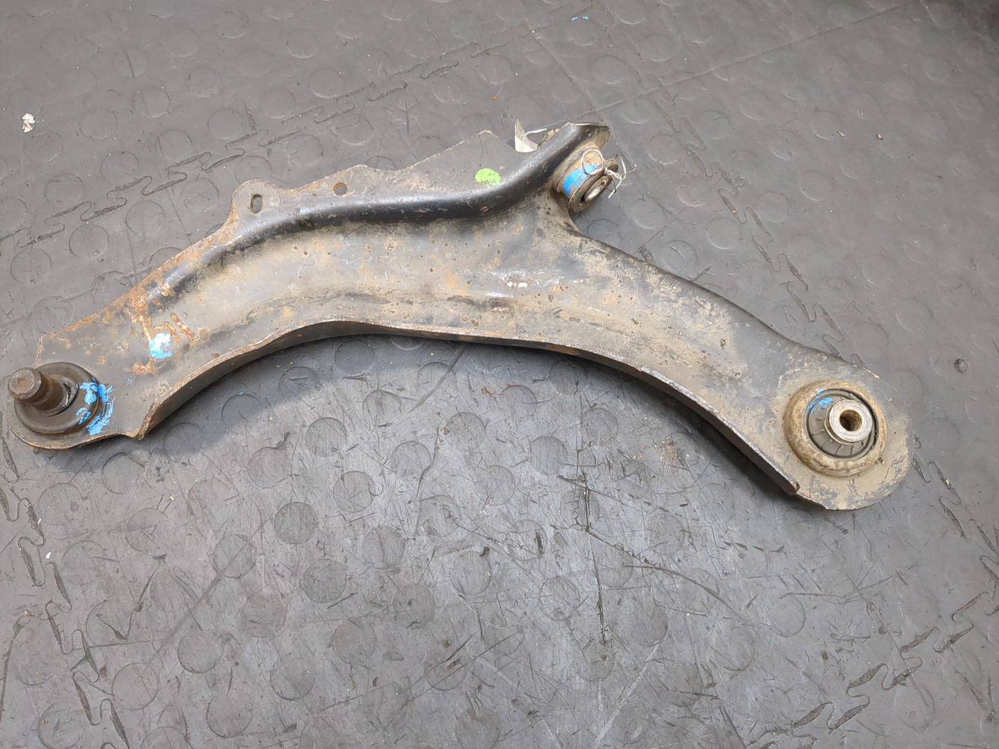 Рычаг передний