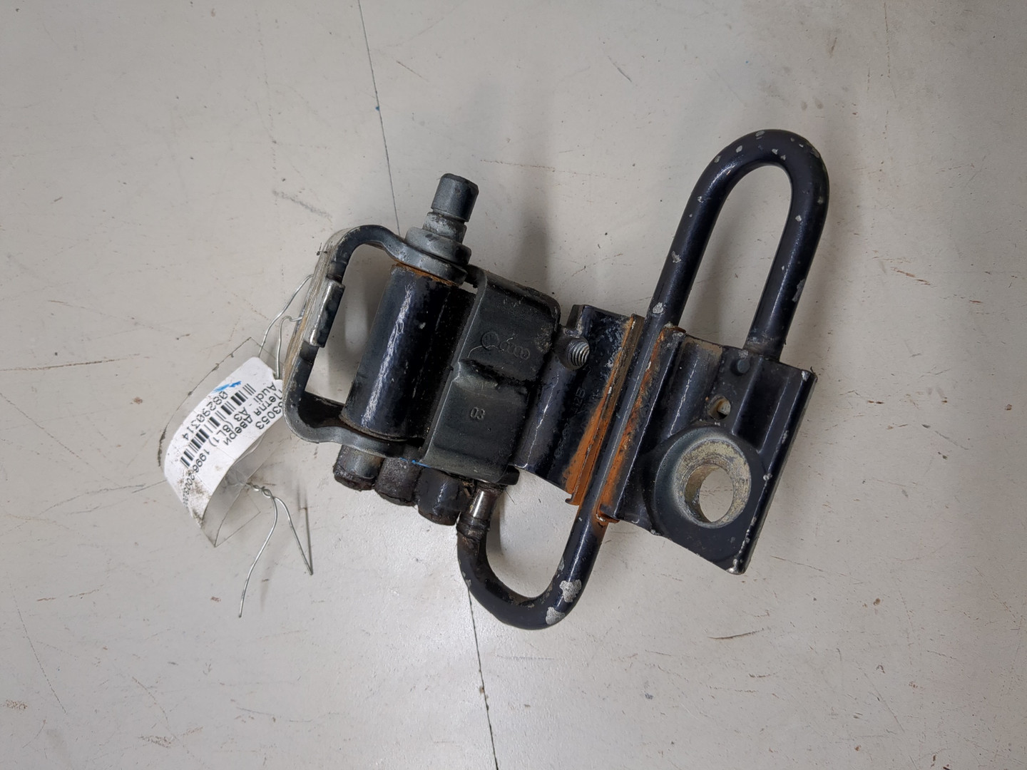 Петля двери