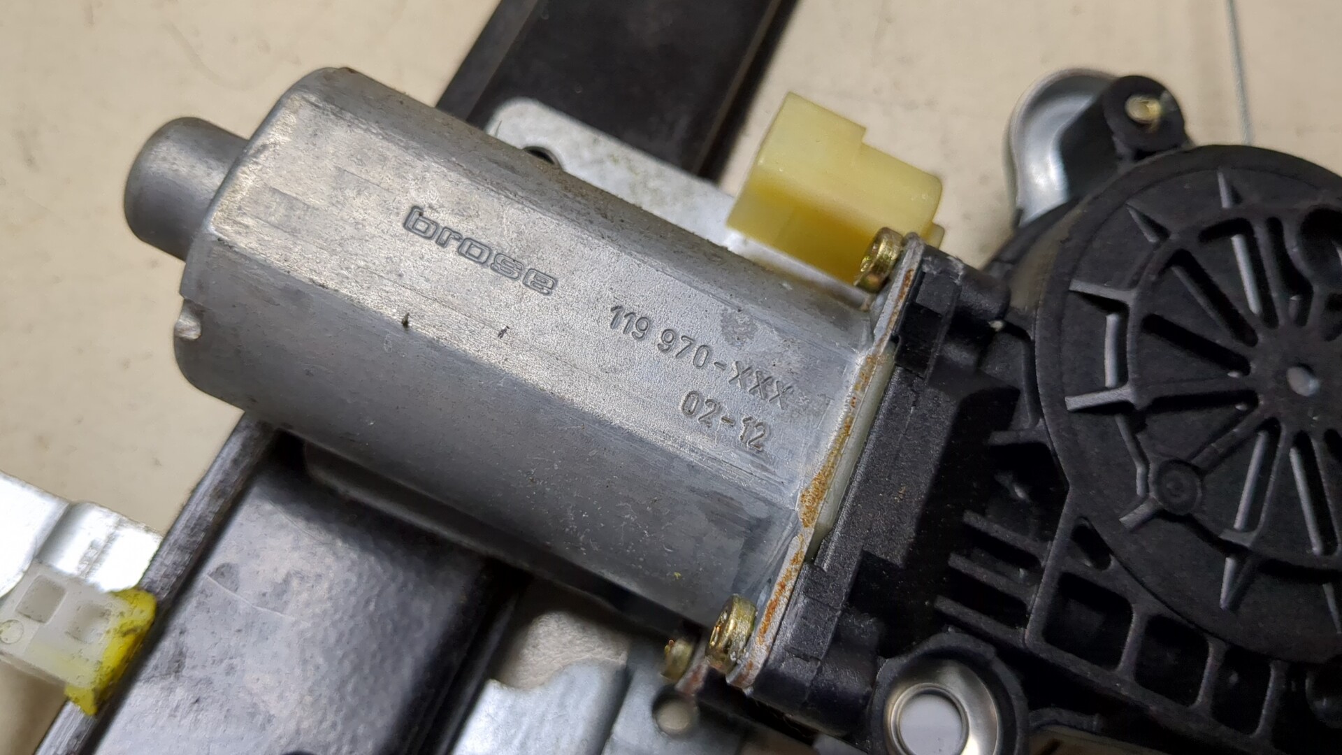 Стеклоподъемник электр. задний правый