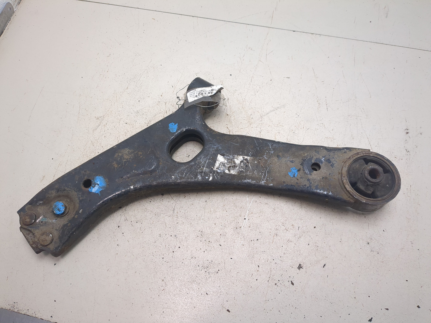 Рычаг передний левый