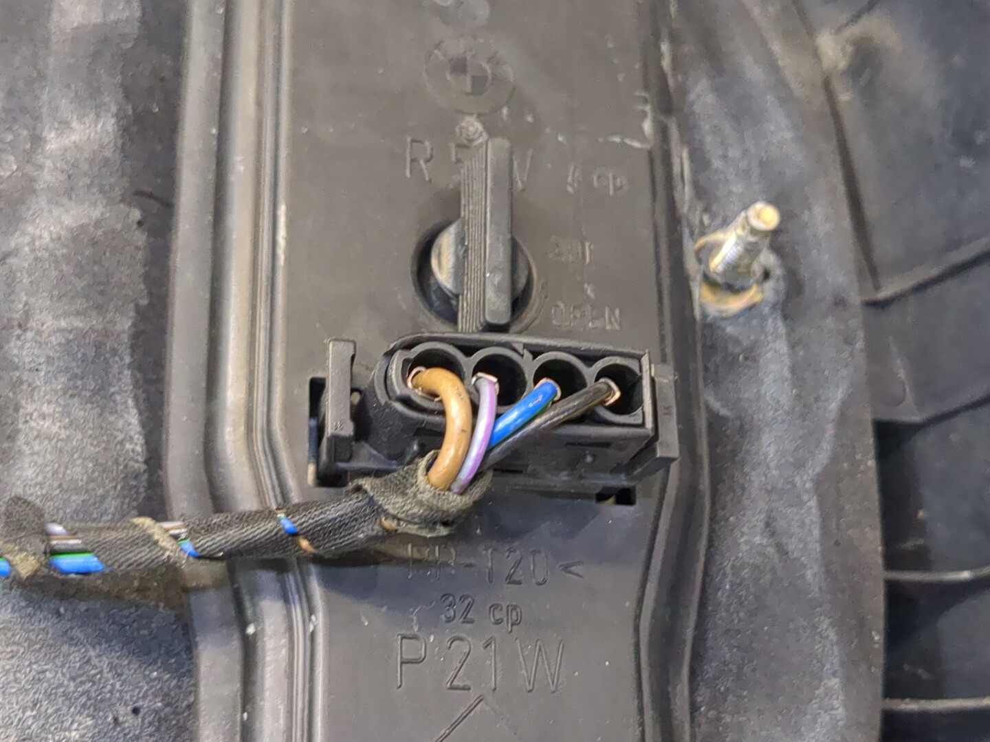 Фонарь задний левый