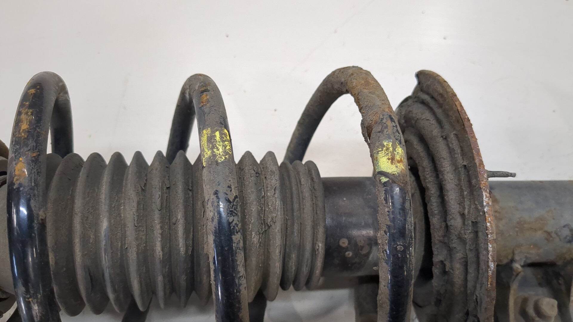 Амортизатор передний правый